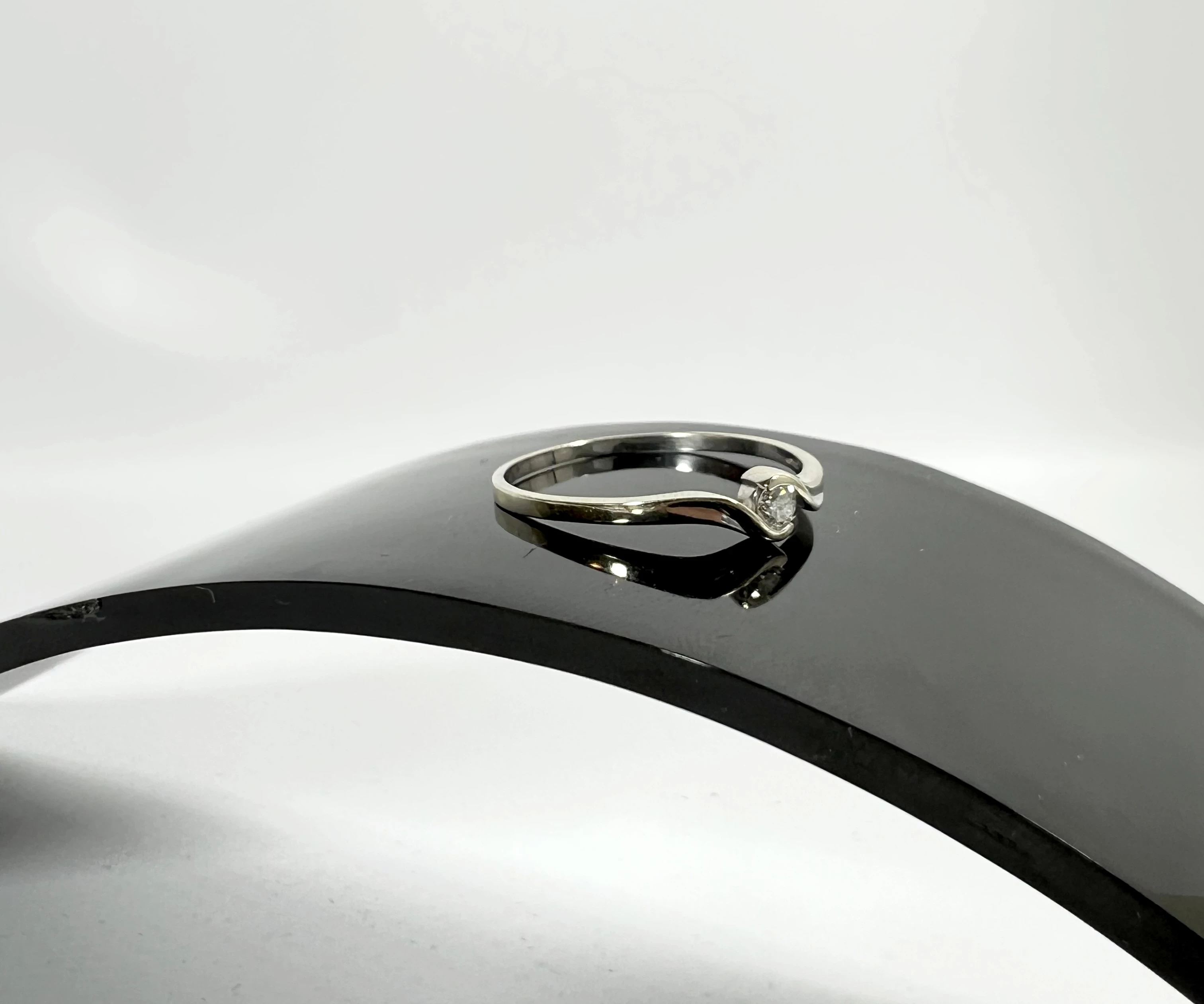 zloty-pierscionek-z-brylantem-125g-r-585-kamien-17088-8