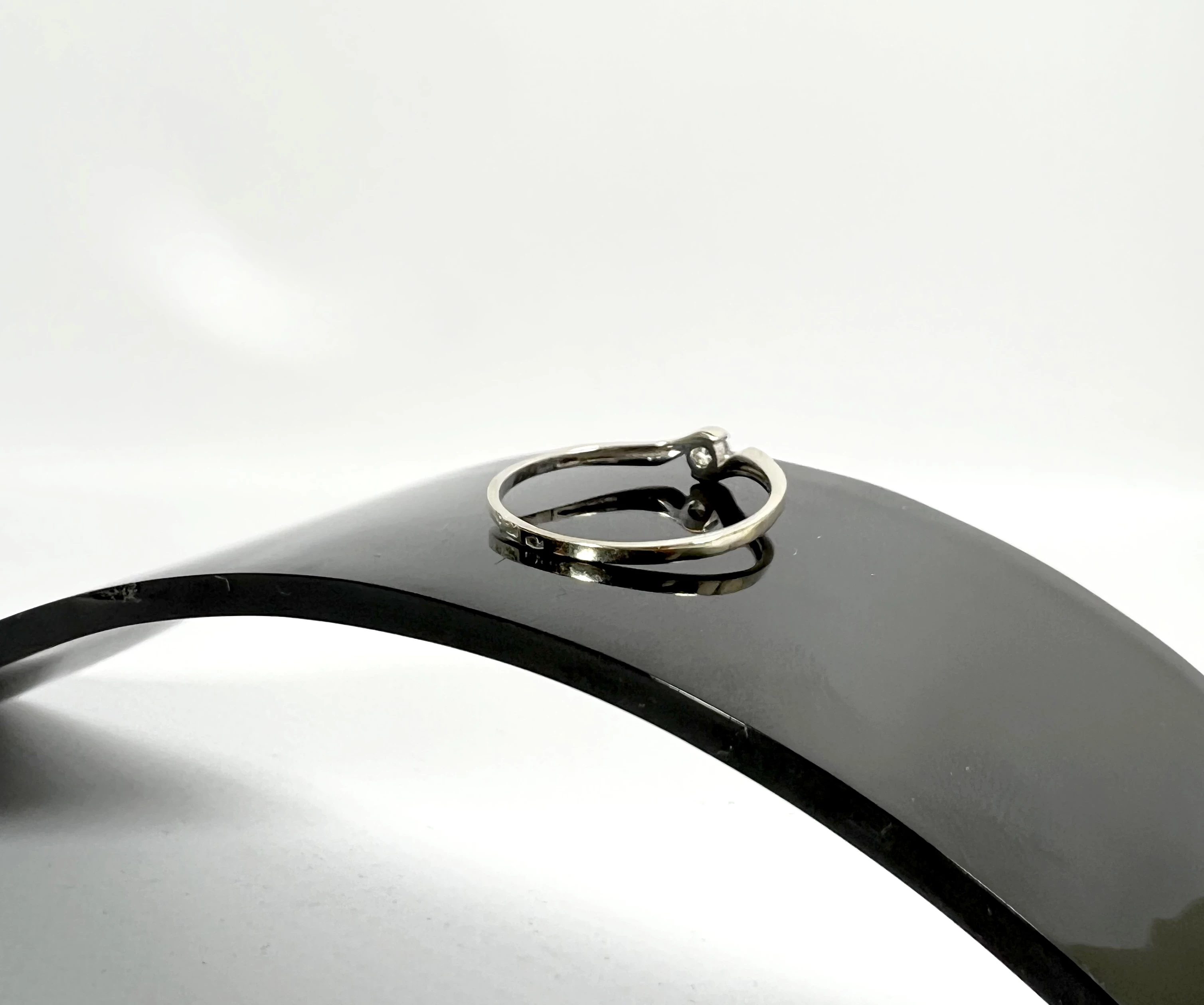 zloty-pierscionek-z-brylantem-125g-r-585-kolor-dominujacy-205826-225106