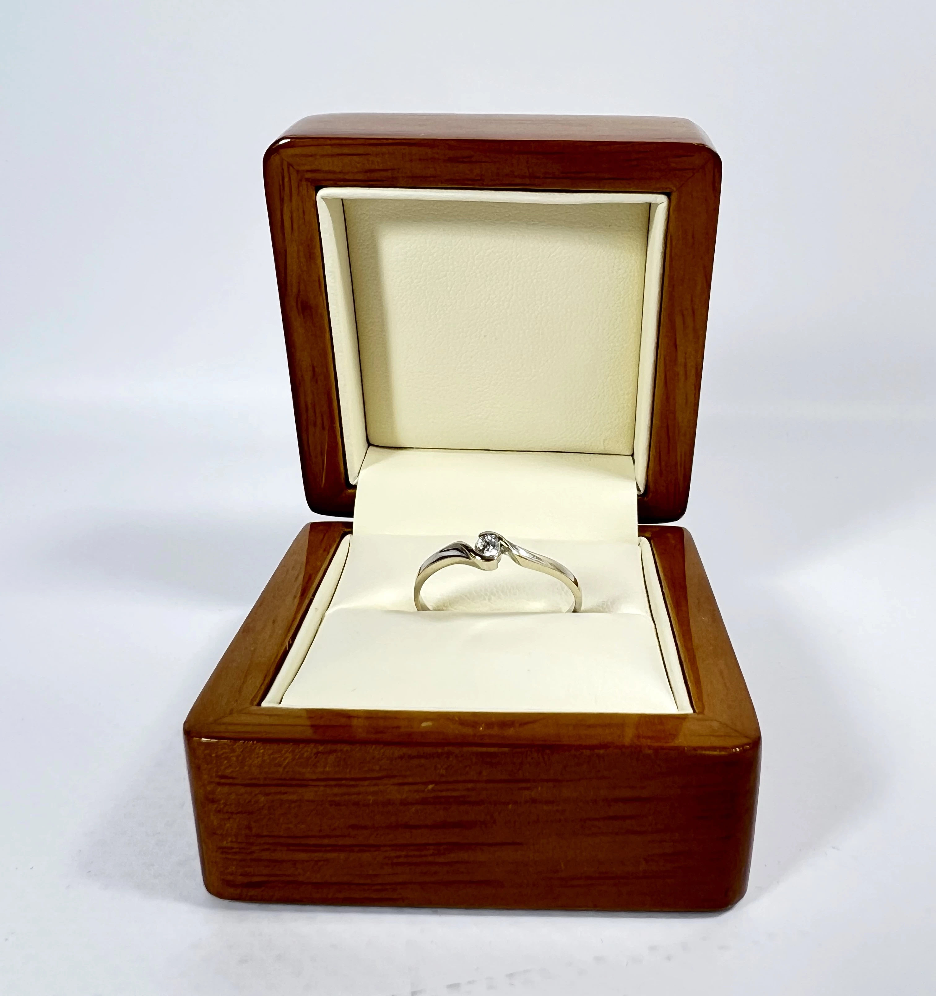 zloty-pierscionek-z-brylantem-125g-r-585-material-15835-2