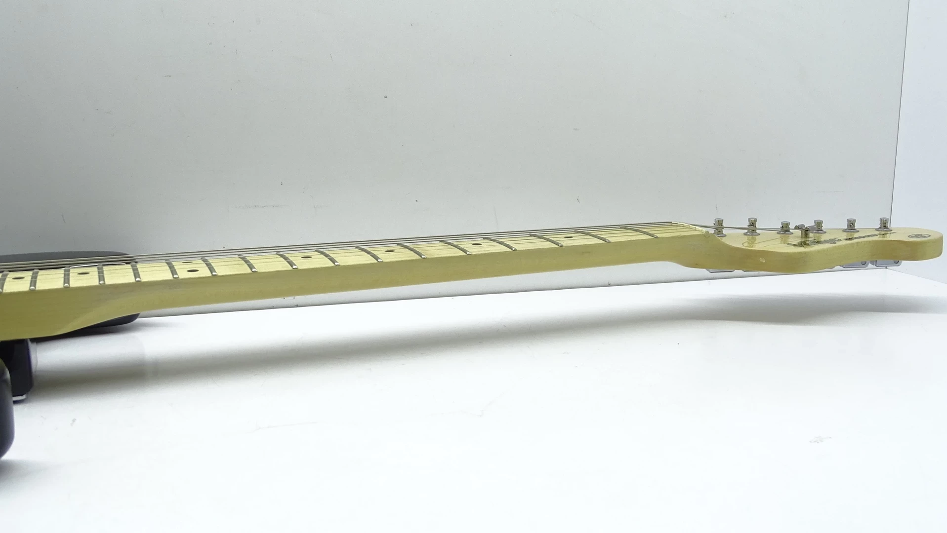 gitara-elektryczna-vintage-reissued-v6hmbb-mostek-1335-2