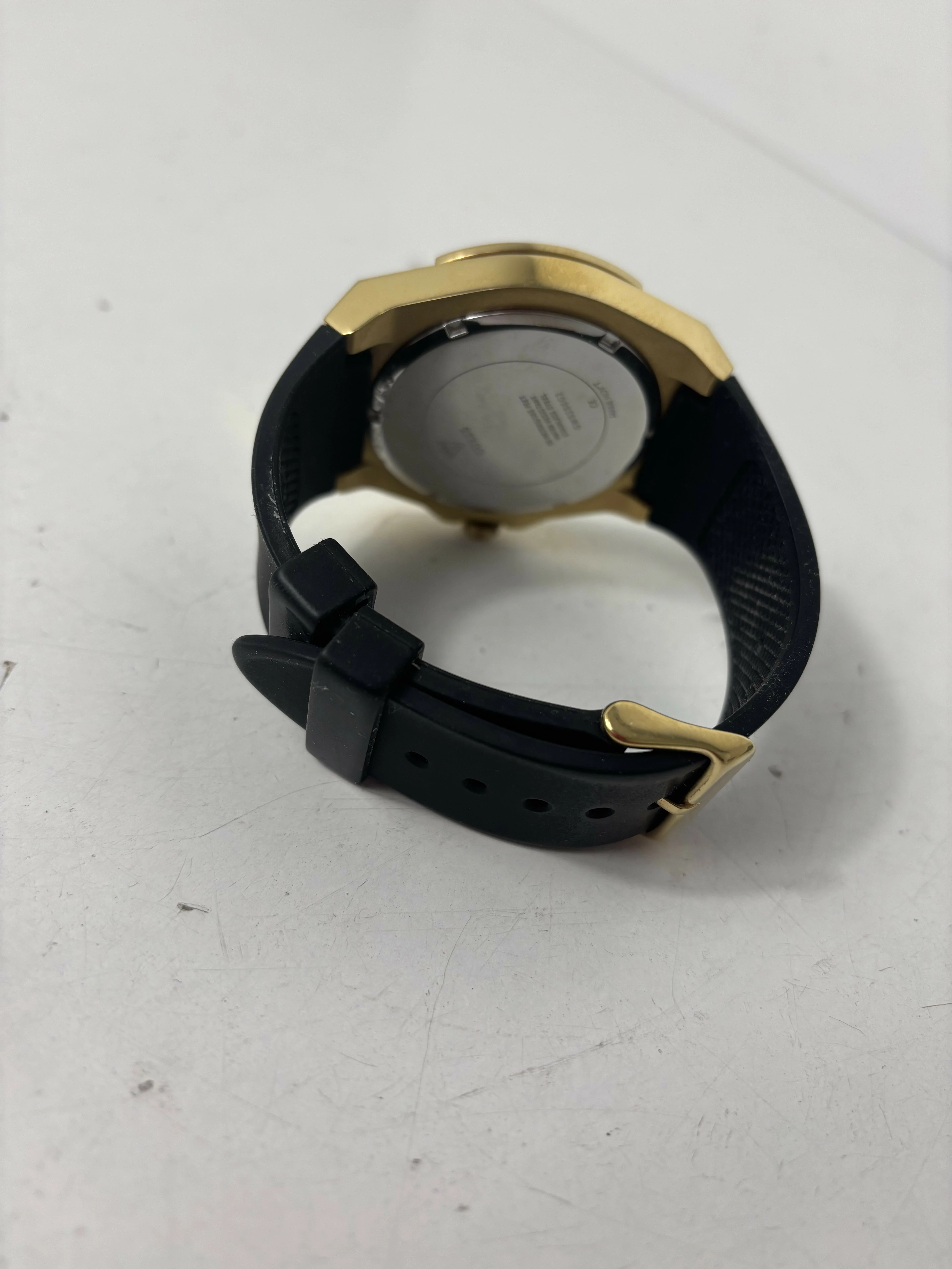 zegarek-wodoodporny-meski-zloty-guess-swarovski-wodoszczelnosc-129221-1