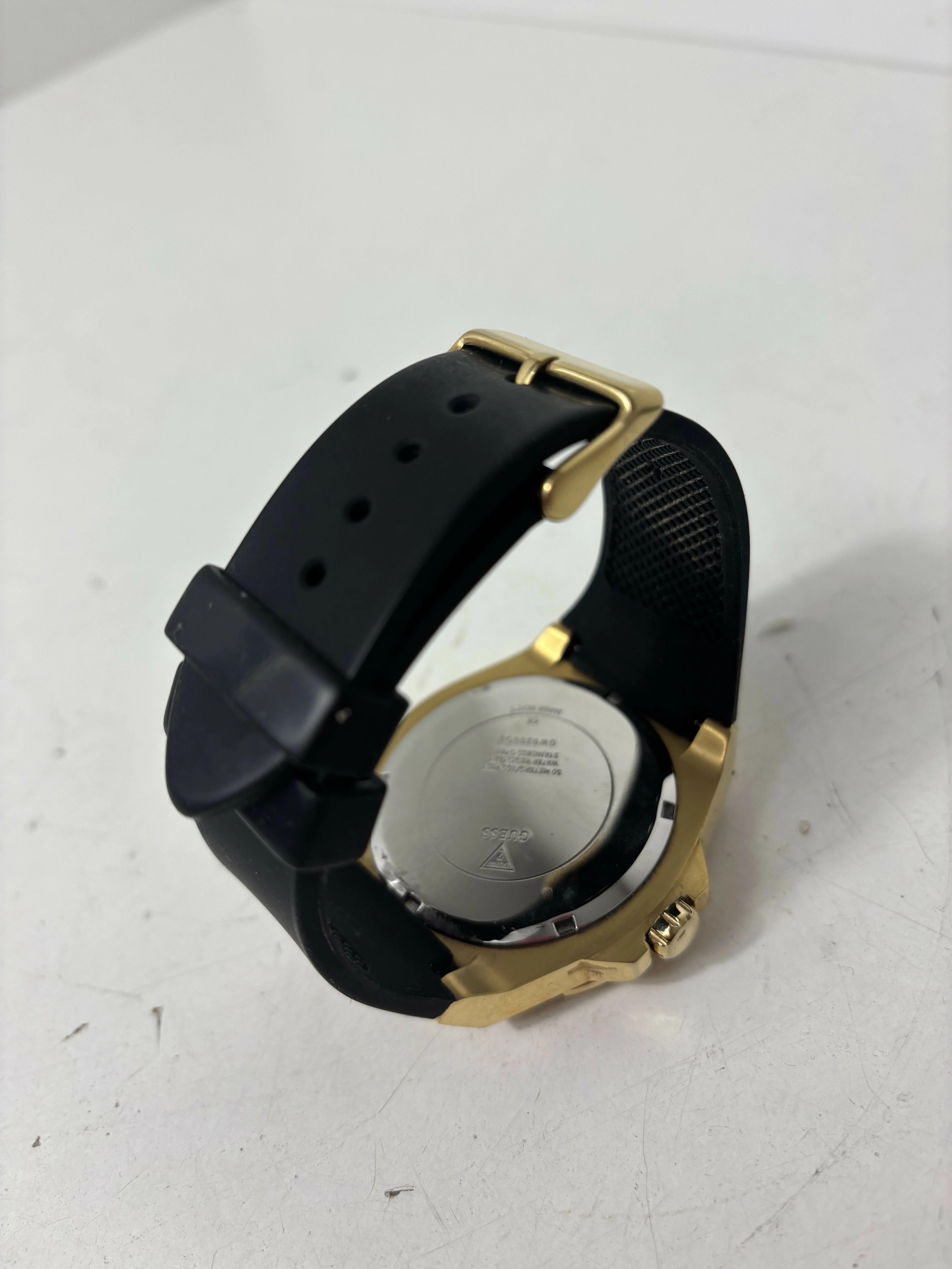 zegarek-wodoodporny-meski-zloty-guess-swarovski-material-paska-129219-10