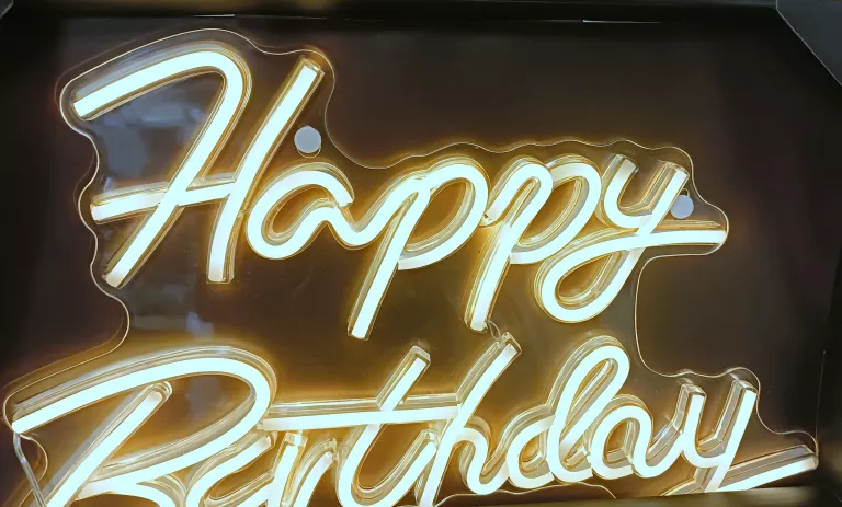 NAPIS LED HAPPY BIRTHDAY 31X40 BARWA CIEPŁY BIAŁY