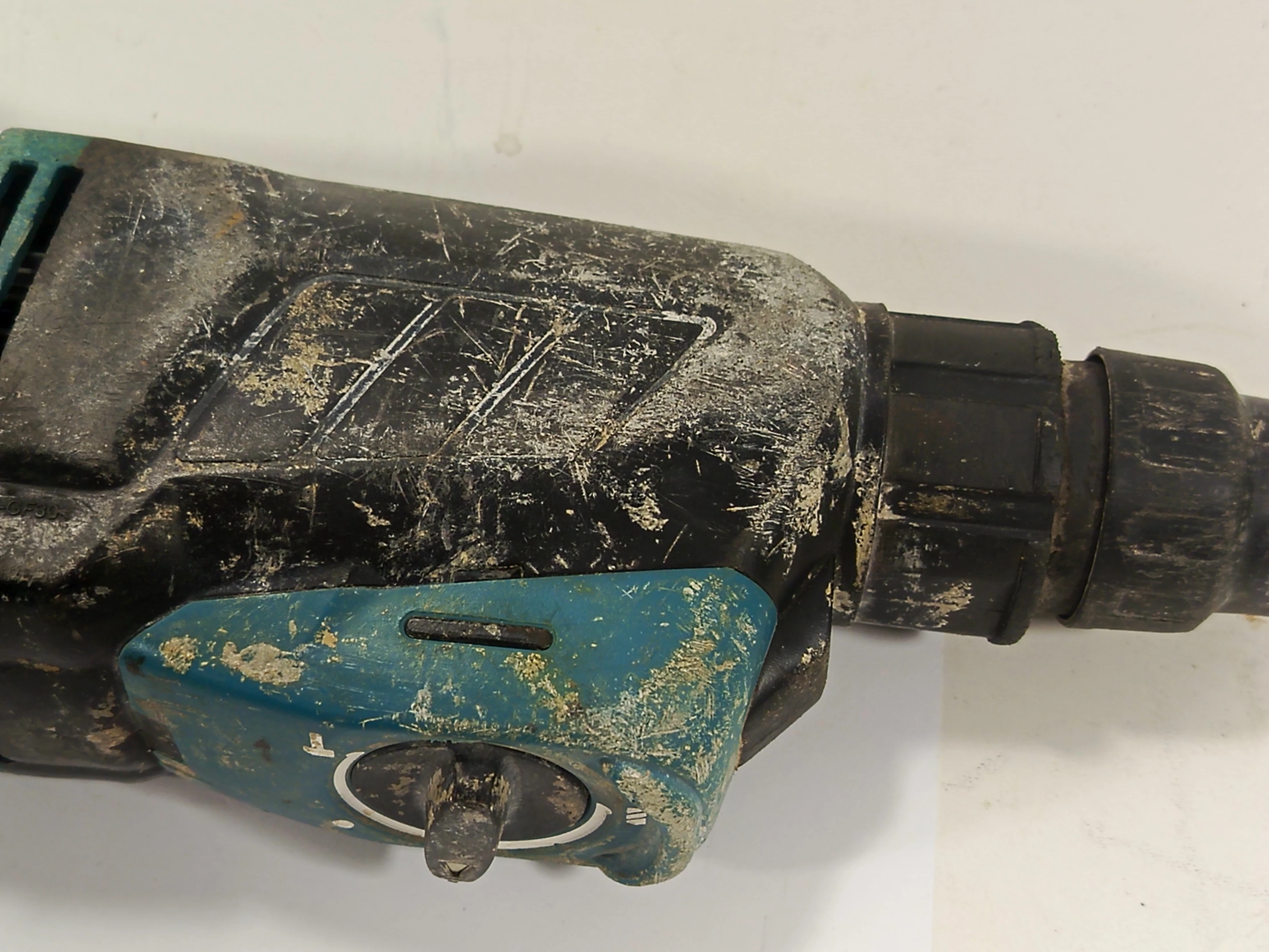 mlotowiertarka-makita-hr2630-energia-udaru-240