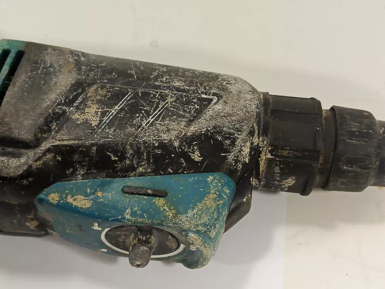 mlotowiertarka-makita-hr2630-energia-udaru-240