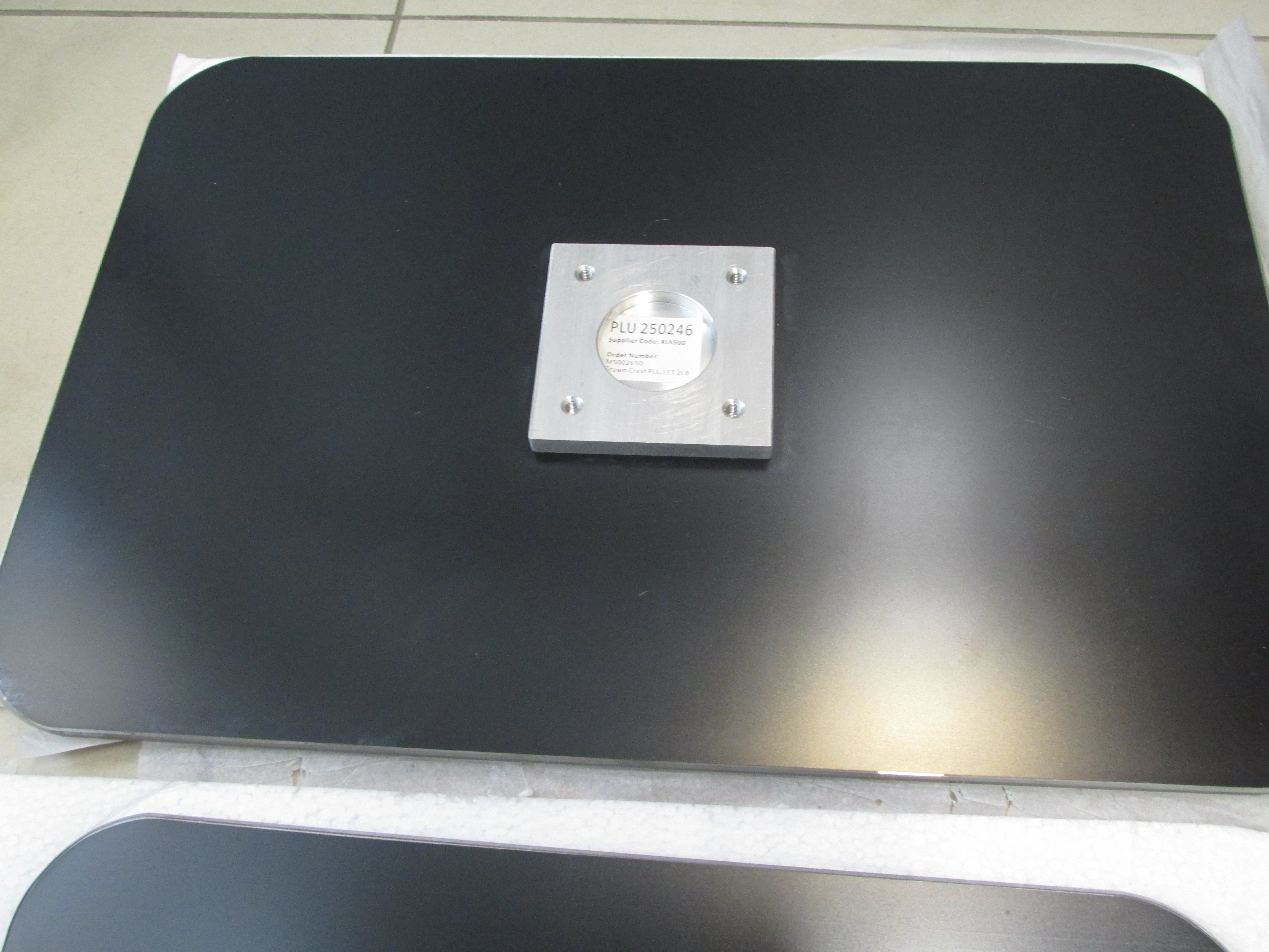 elegancki-szklany-stolik-pod-laptopa-kat-nachylenia