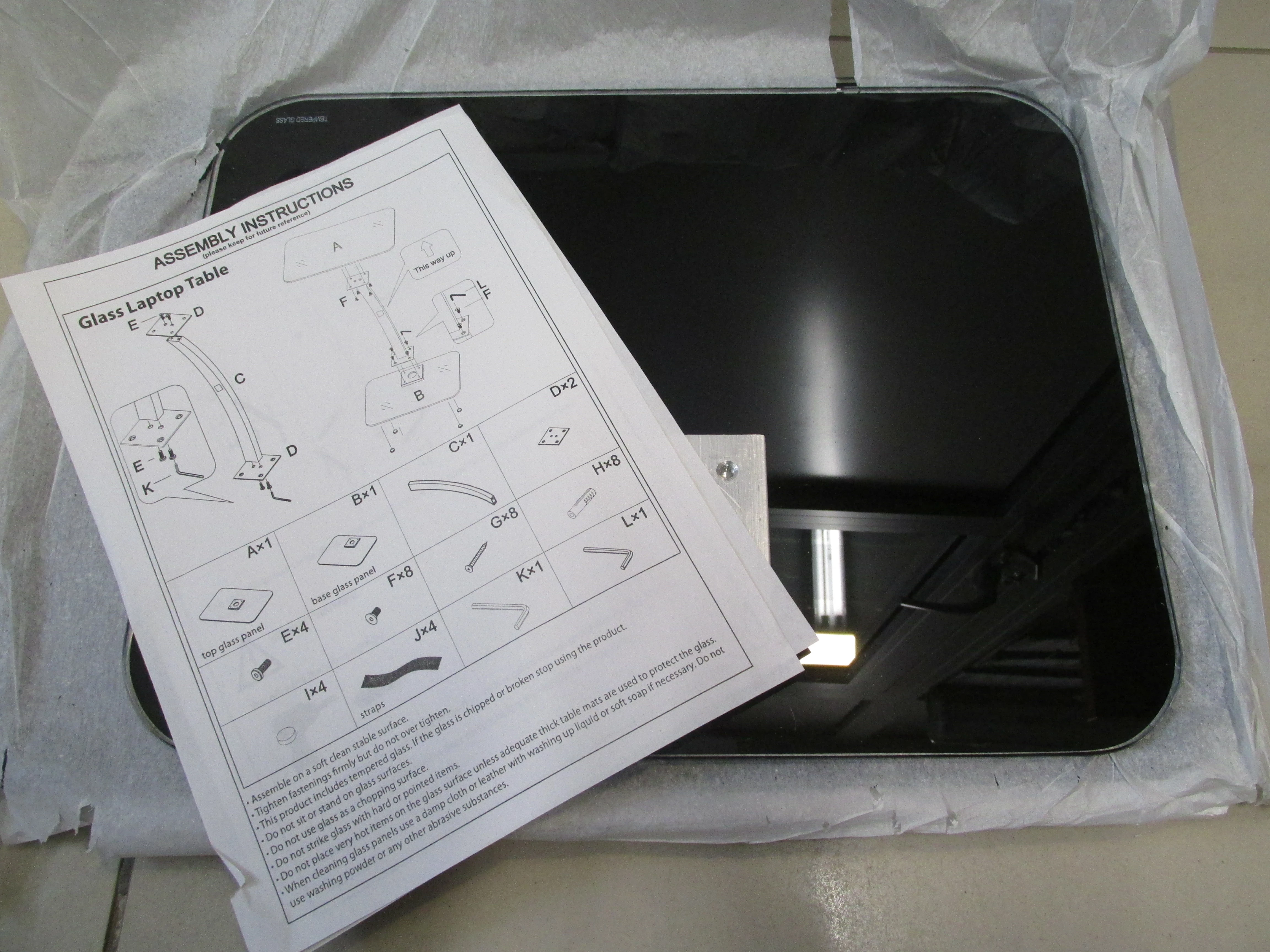 elegancki-szklany-stolik-pod-laptopa-kod-producenta-00250249