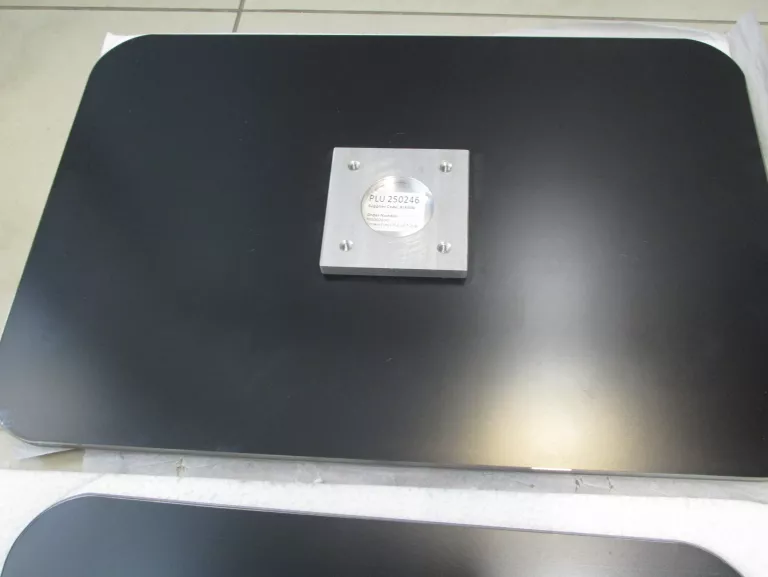 elegancki-szklany-stolik-pod-laptopa-kat-nachylenia