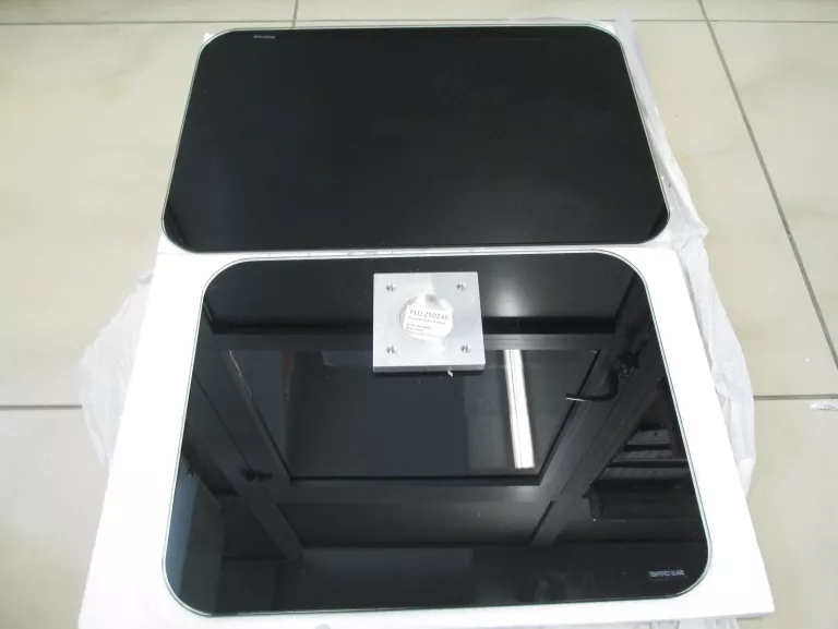 elegancki-szklany-stolik-pod-laptopa-marka-ikea