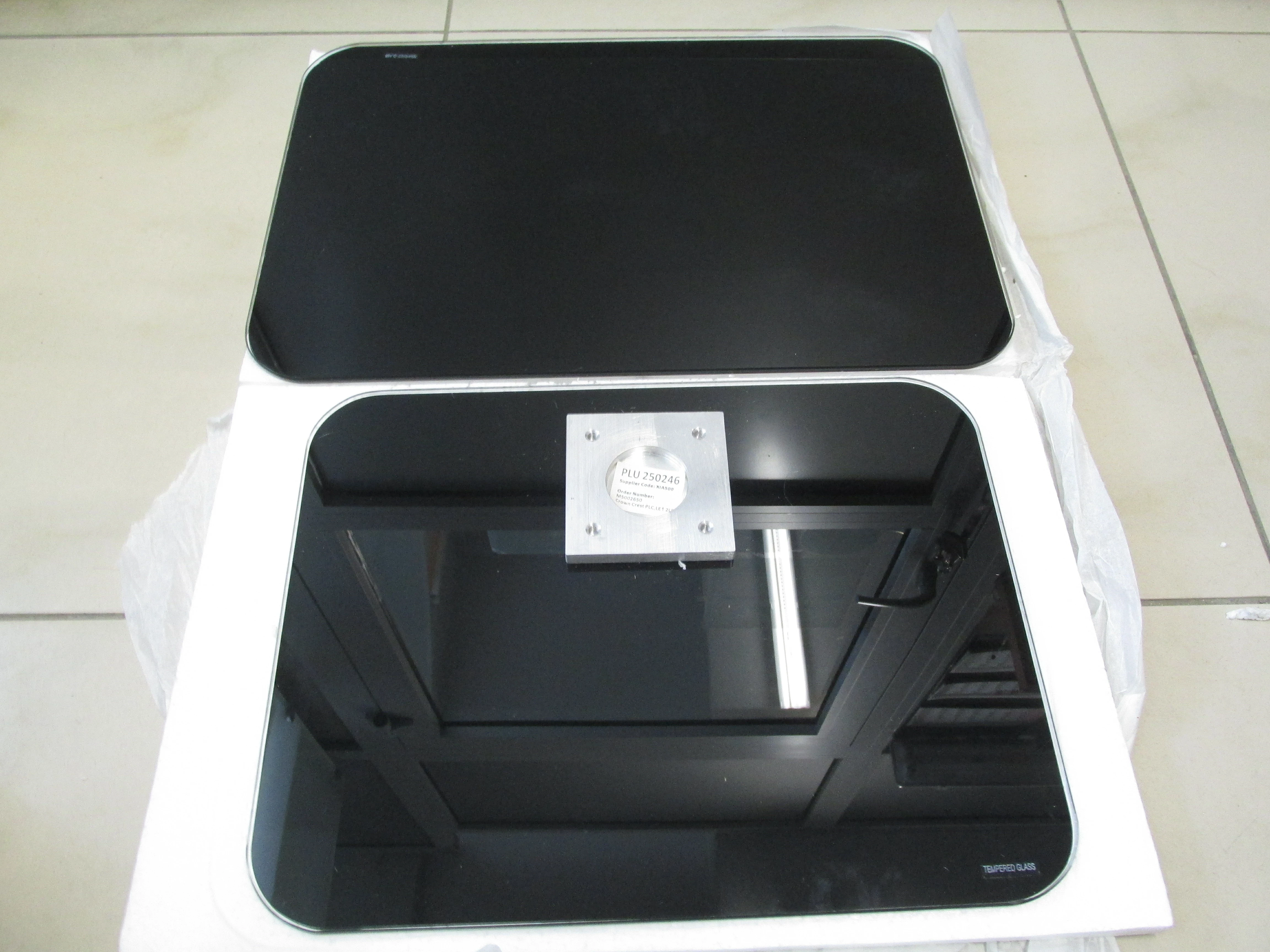 elegancki-szklany-stolik-pod-laptopa-marka-ikea