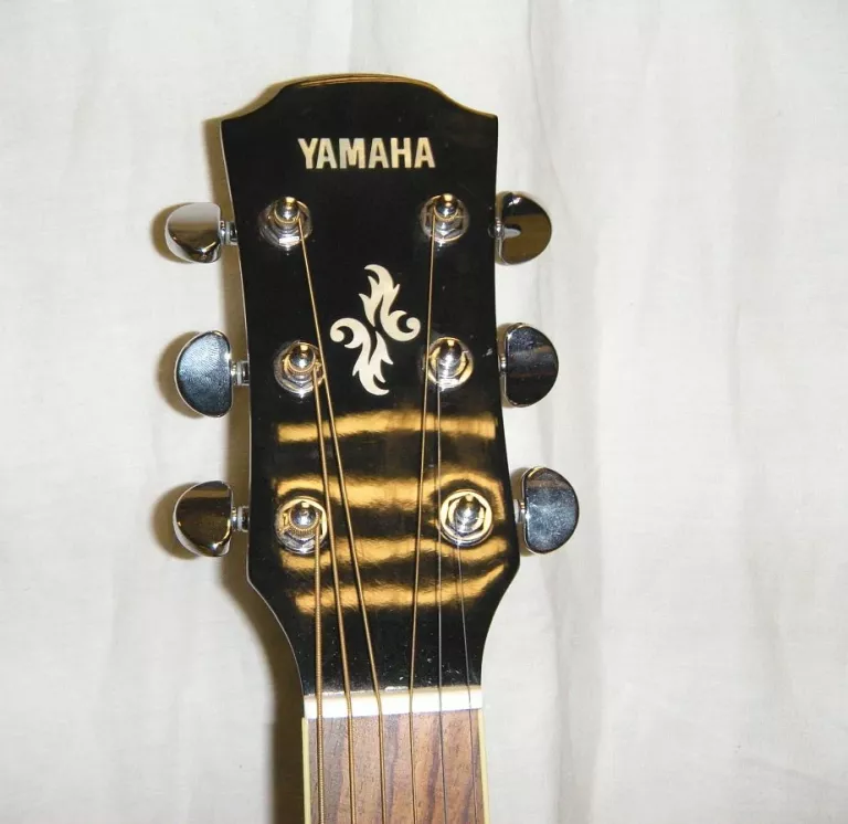 GITARA ELEKTROAKUSTYCZNA YAMAHA APX 600