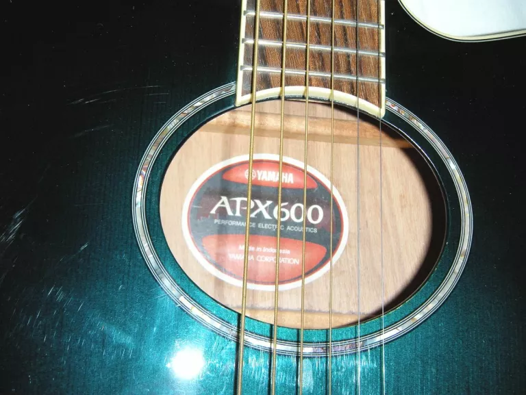 GITARA ELEKTROAKUSTYCZNA YAMAHA APX 600