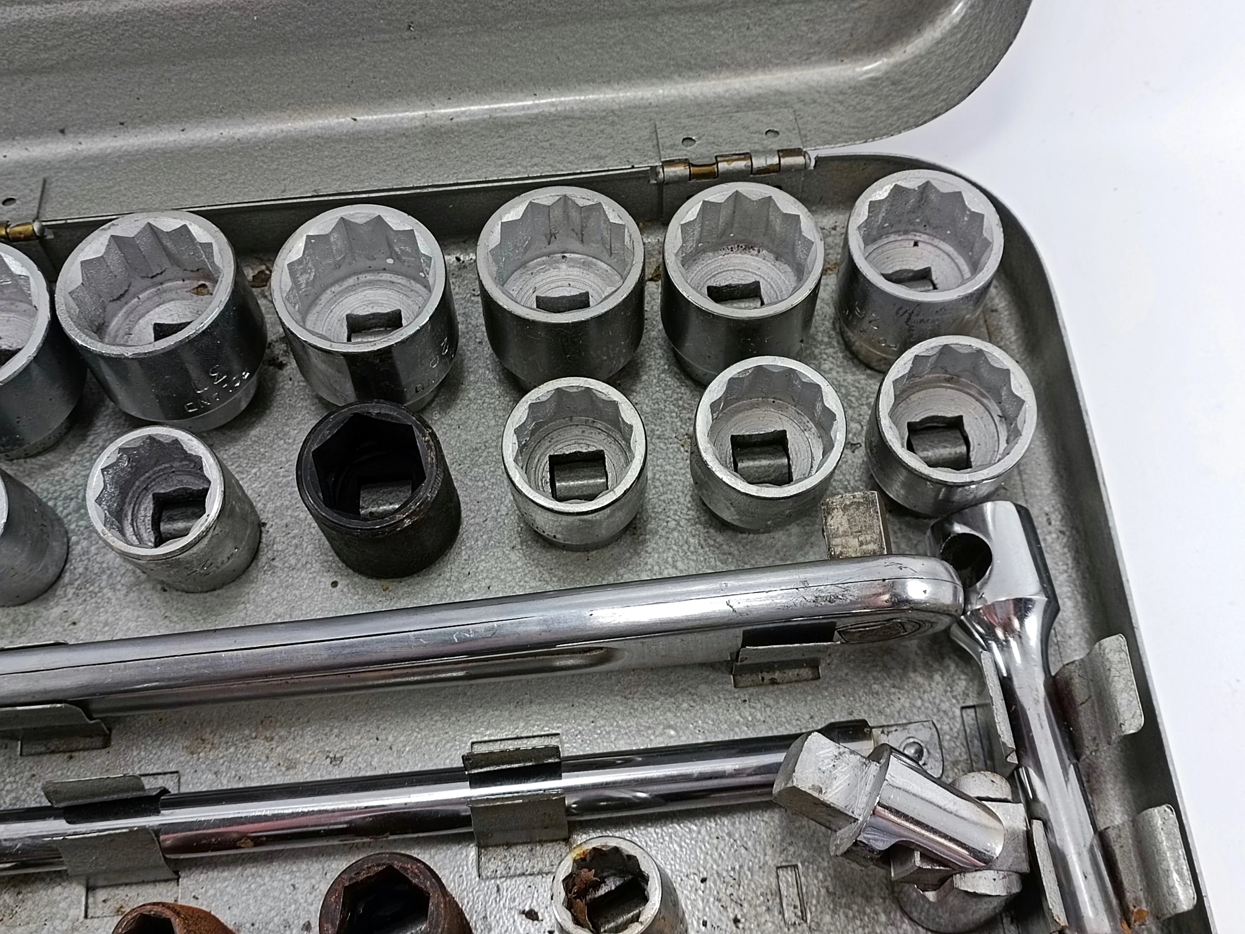 zestaw-kluczy-nasadowych-walizka-kod-producenta-m58231