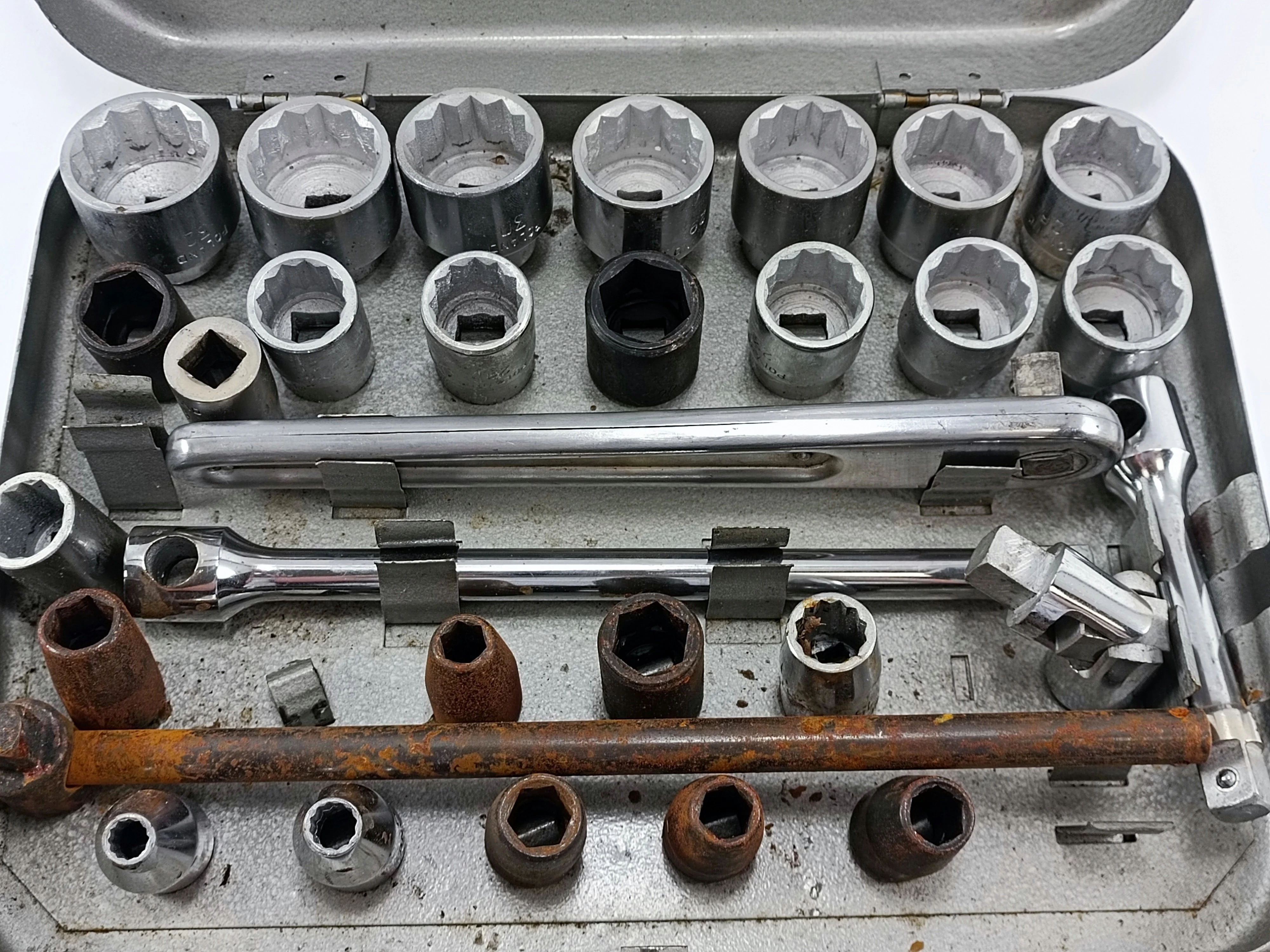 zestaw-kluczy-nasadowych-walizka-rodzaj-klucza-nasadowy