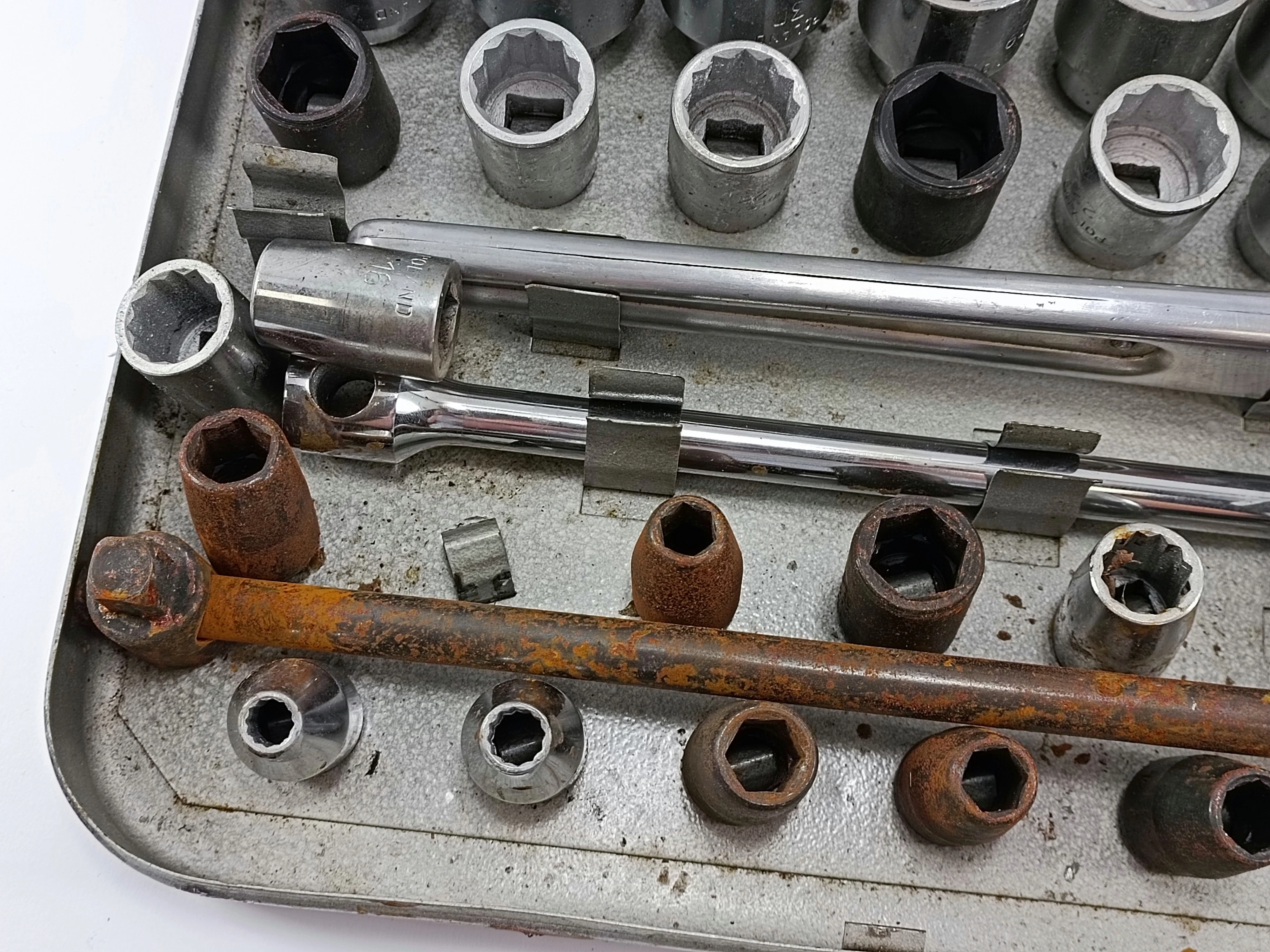 zestaw-kluczy-nasadowych-walizka-marka-bez-marki