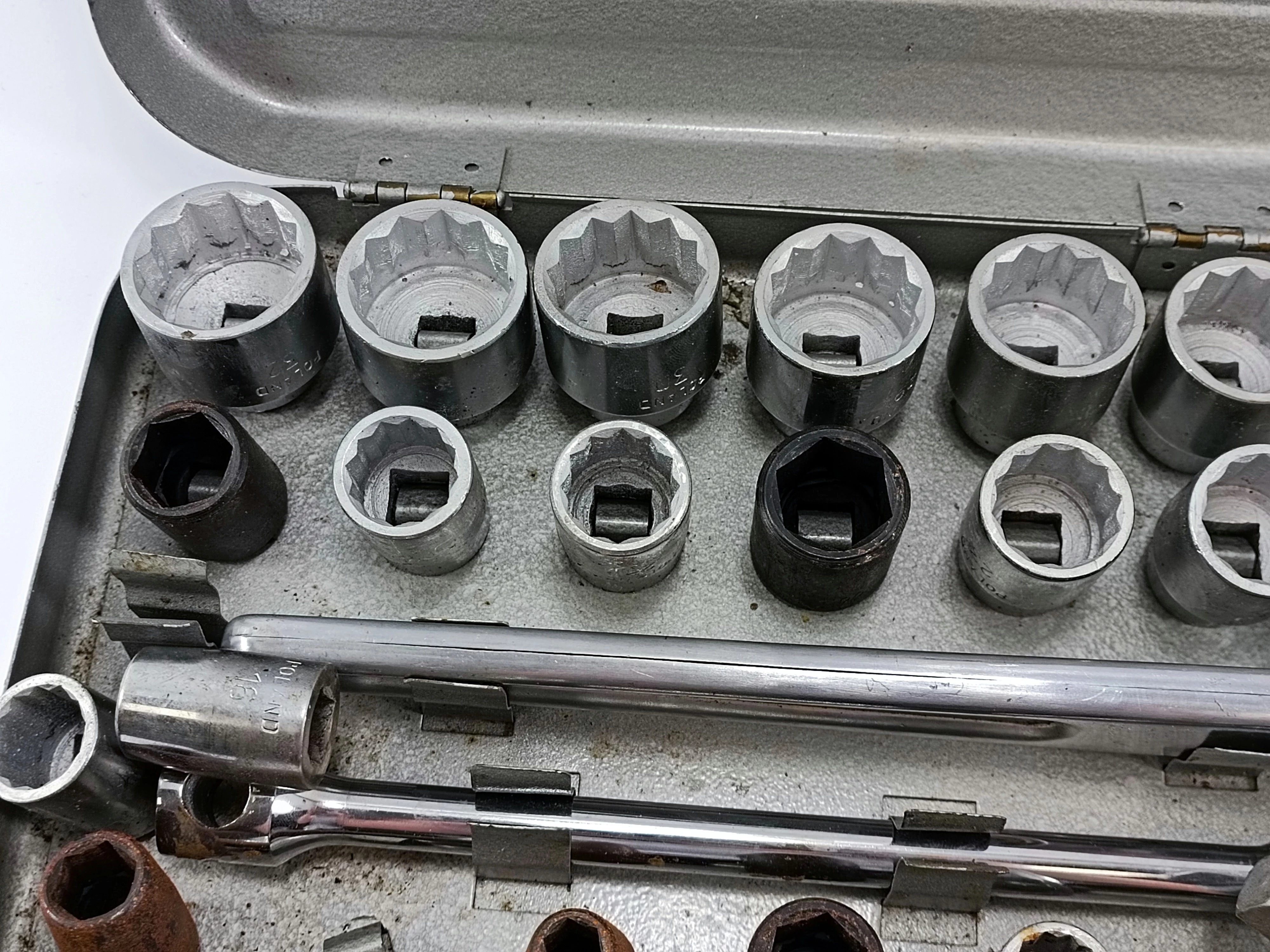 zestaw-kluczy-nasadowych-walizka-ean-gtin-3415419175077