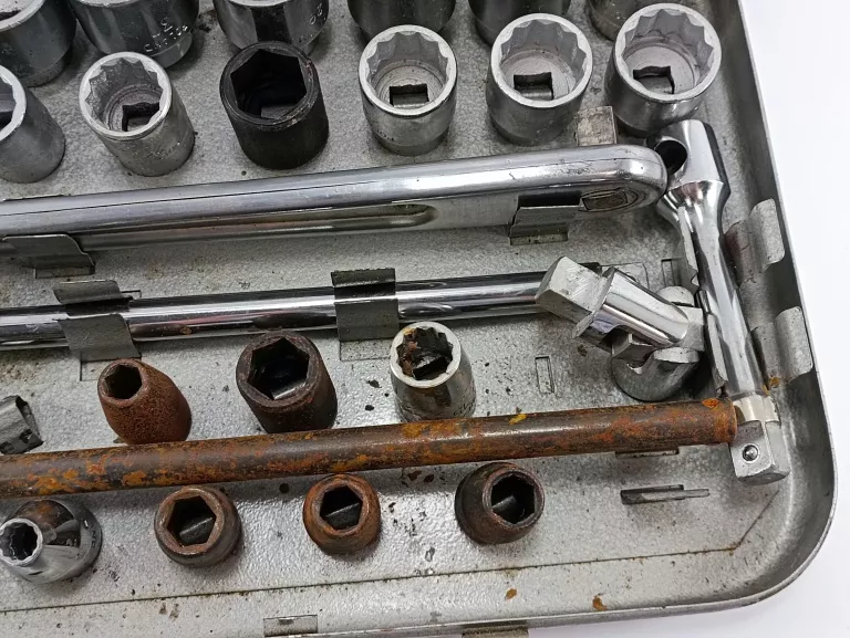 zestaw-kluczy-nasadowych-walizka-stan-uzywany