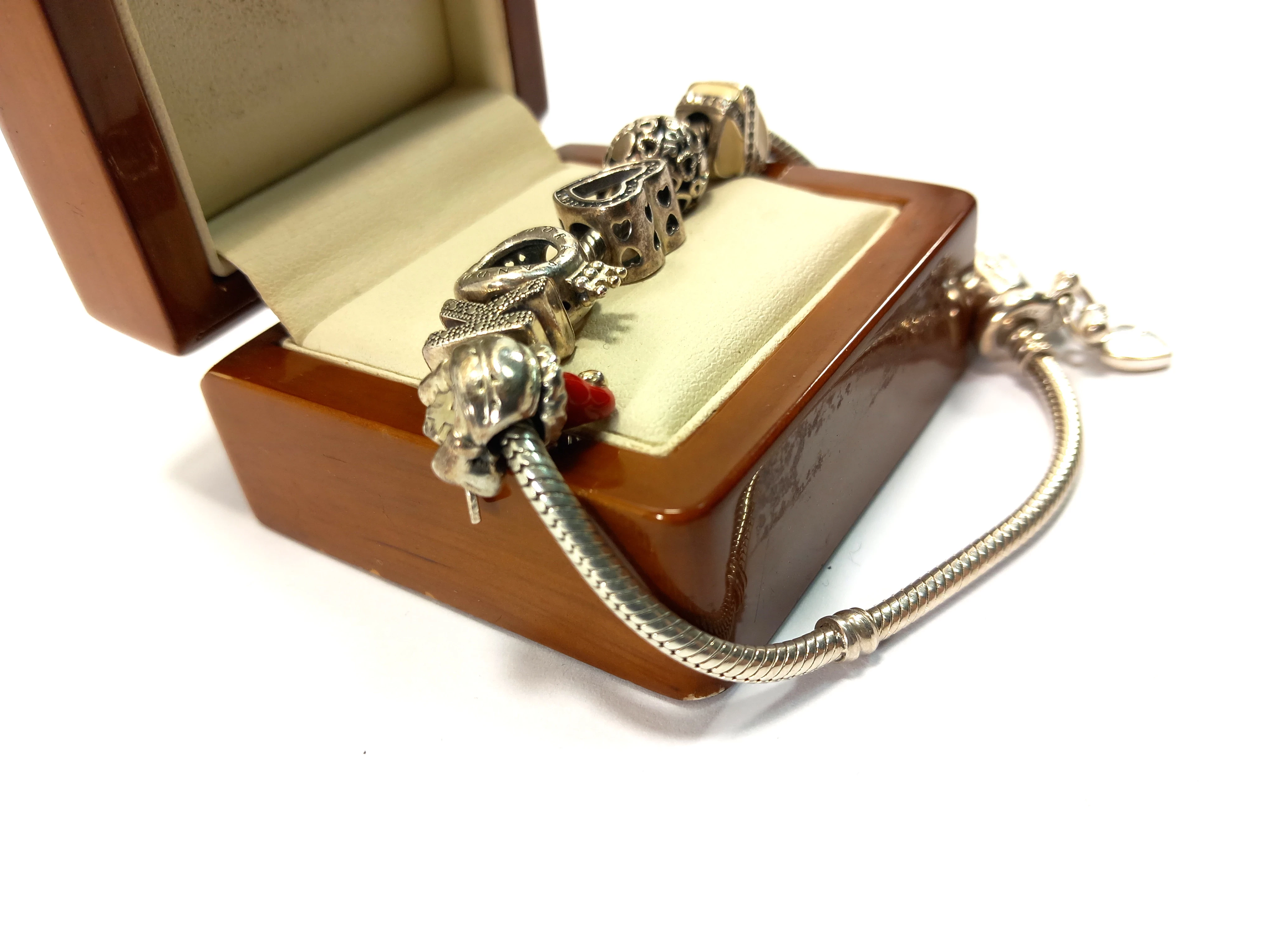 bransoletka-pandora-7-charmsow-p-925-stan-uzywany