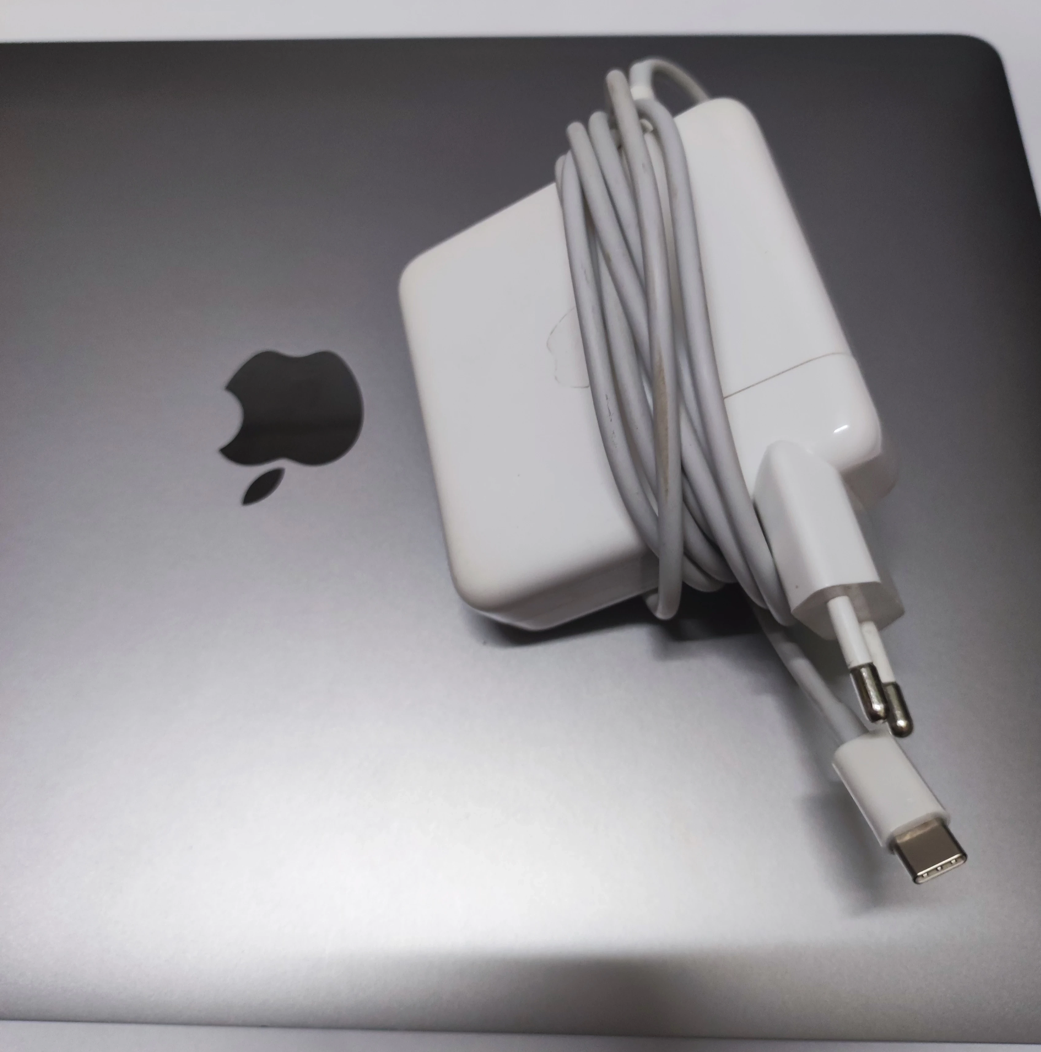 apple-macbook-pro-a1990-15-seria-procesora-intel-core-i7