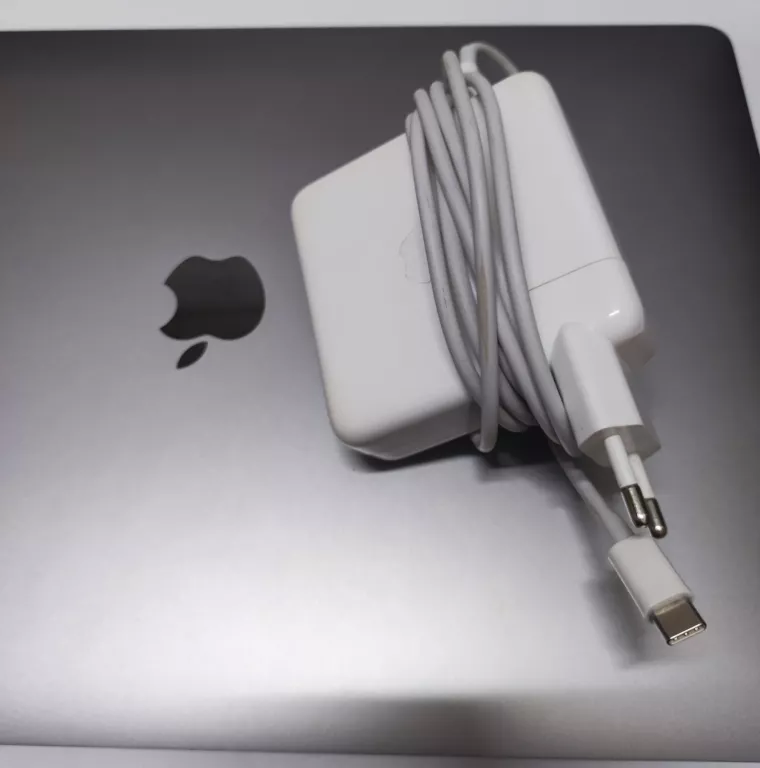 apple-macbook-pro-a1990-15-seria-procesora-intel-core-i7