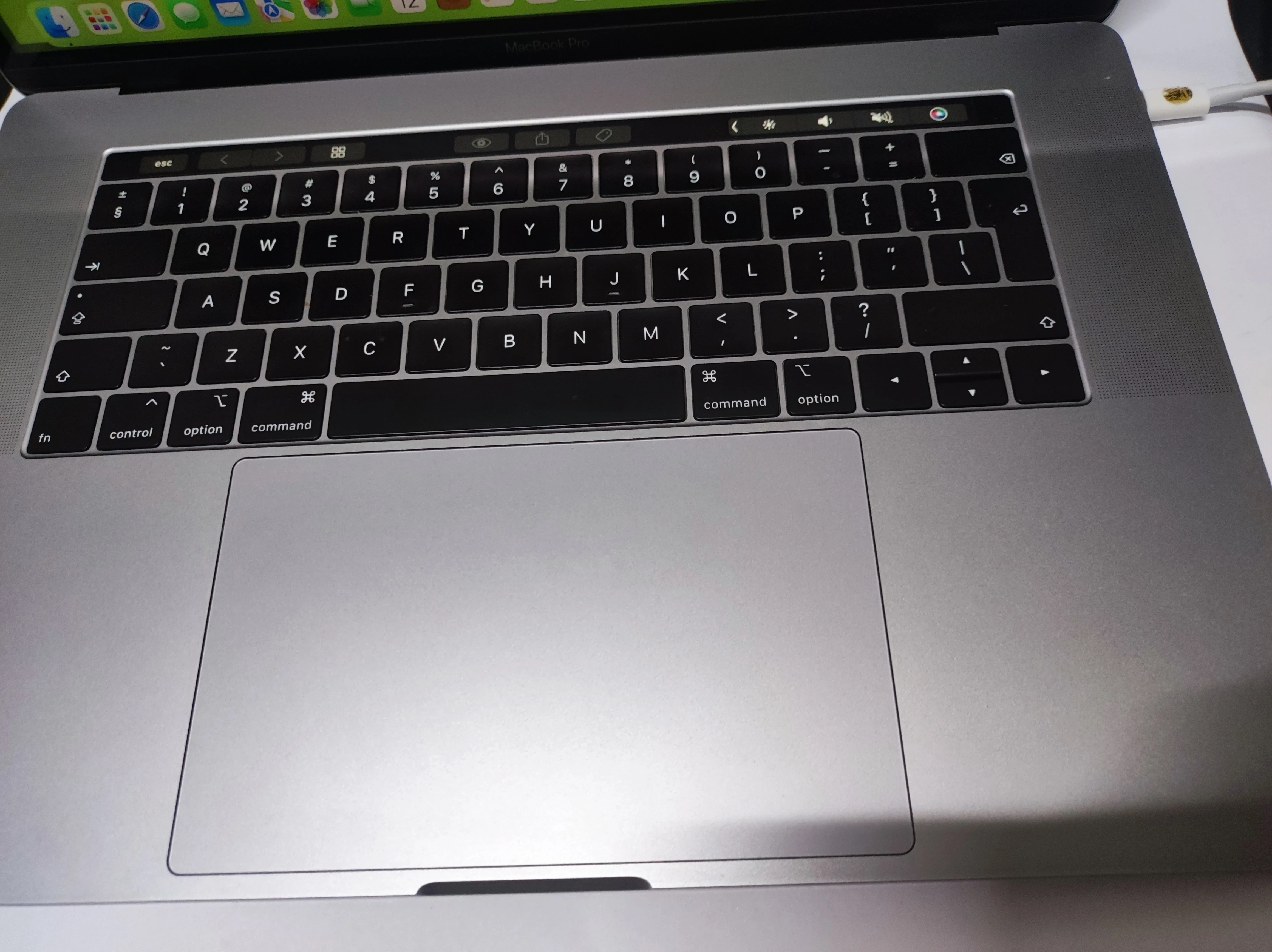 apple-macbook-pro-a1990-15-przekatna-ekranu-1500