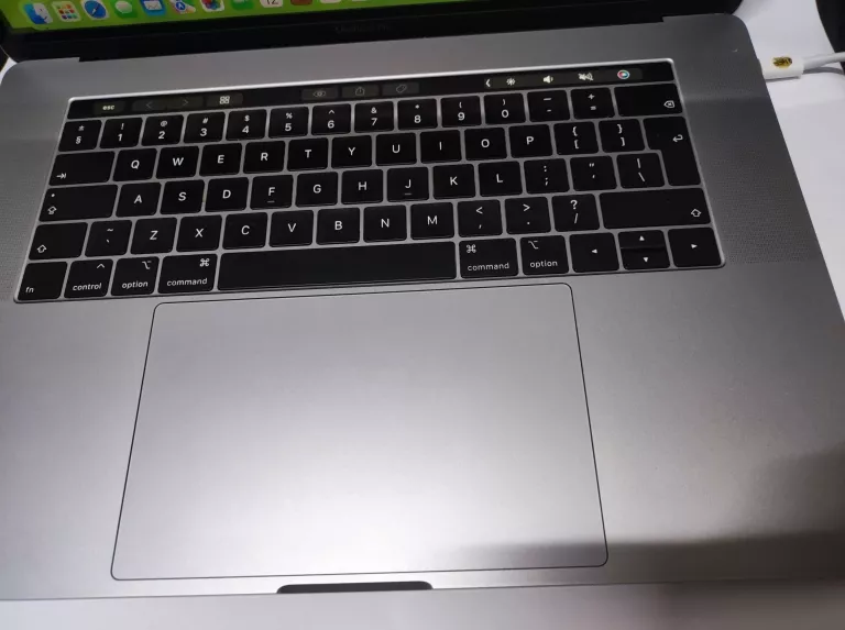 apple-macbook-pro-a1990-15-przekatna-ekranu-1500