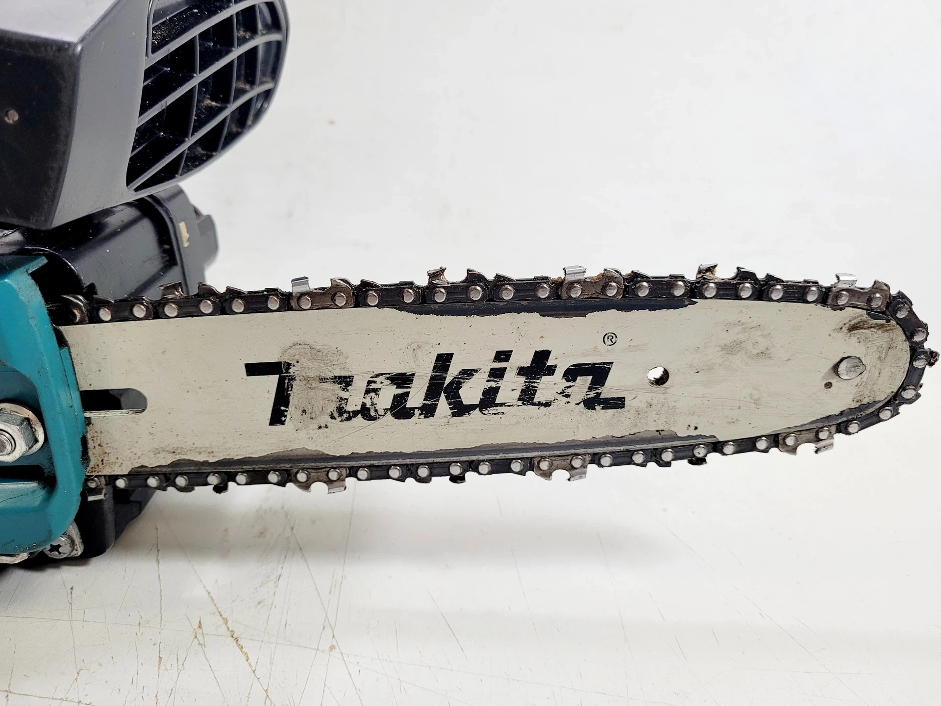 makita-ea3110t-pilarka-lancuchowa-spalinowa-zasilanie-spalinowe