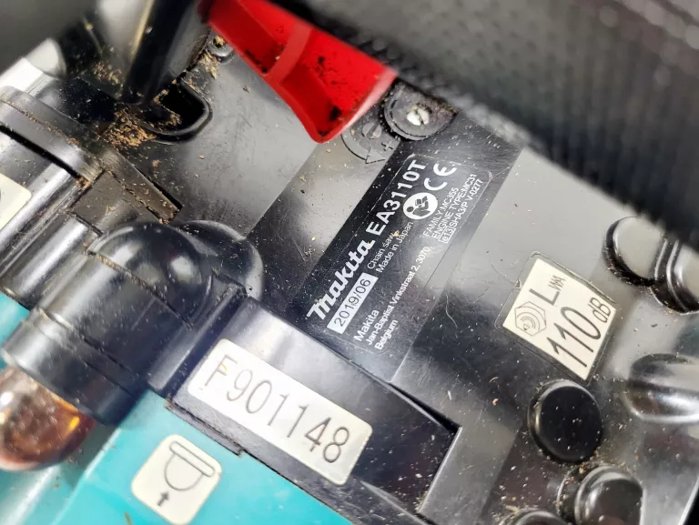 makita-ea3110t-pilarka-lancuchowa-spalinowa-marka-makita