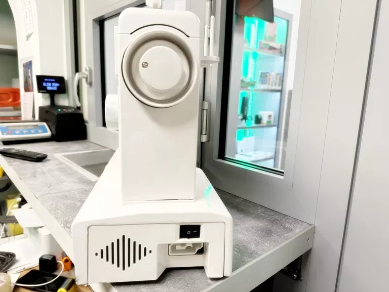 maszyna-do-szycia-arka-radom-653-kolor-dominujacy-bialy