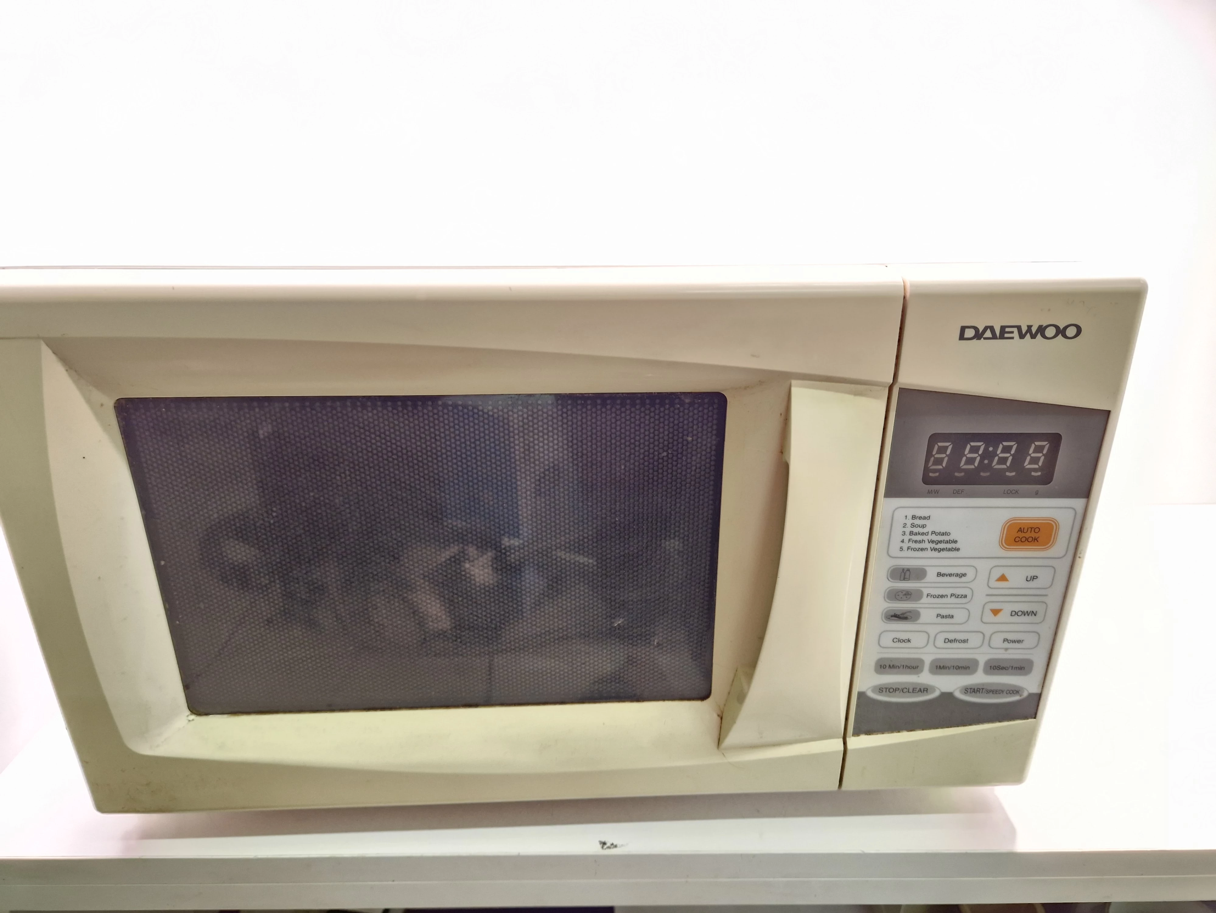 mikrofalowka-daewoo-biala-wojska-polskiego-112-swiecie