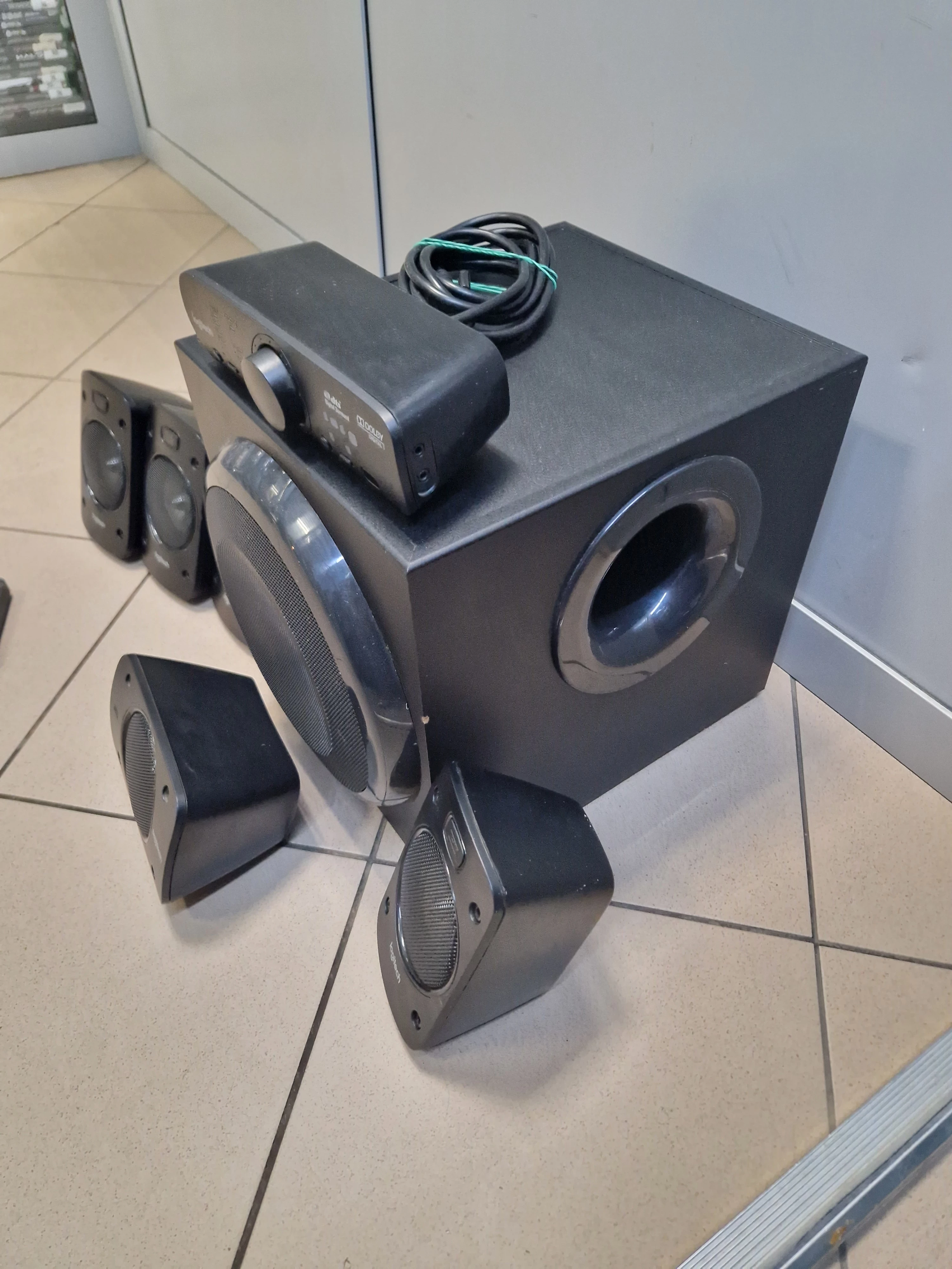 zestaw-glosnikow-51-logitech-z906-500-w-marka-logitech