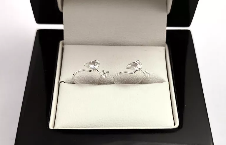 DELIKATNE POSREBRZANE  KOLCZYKI 0,53 G