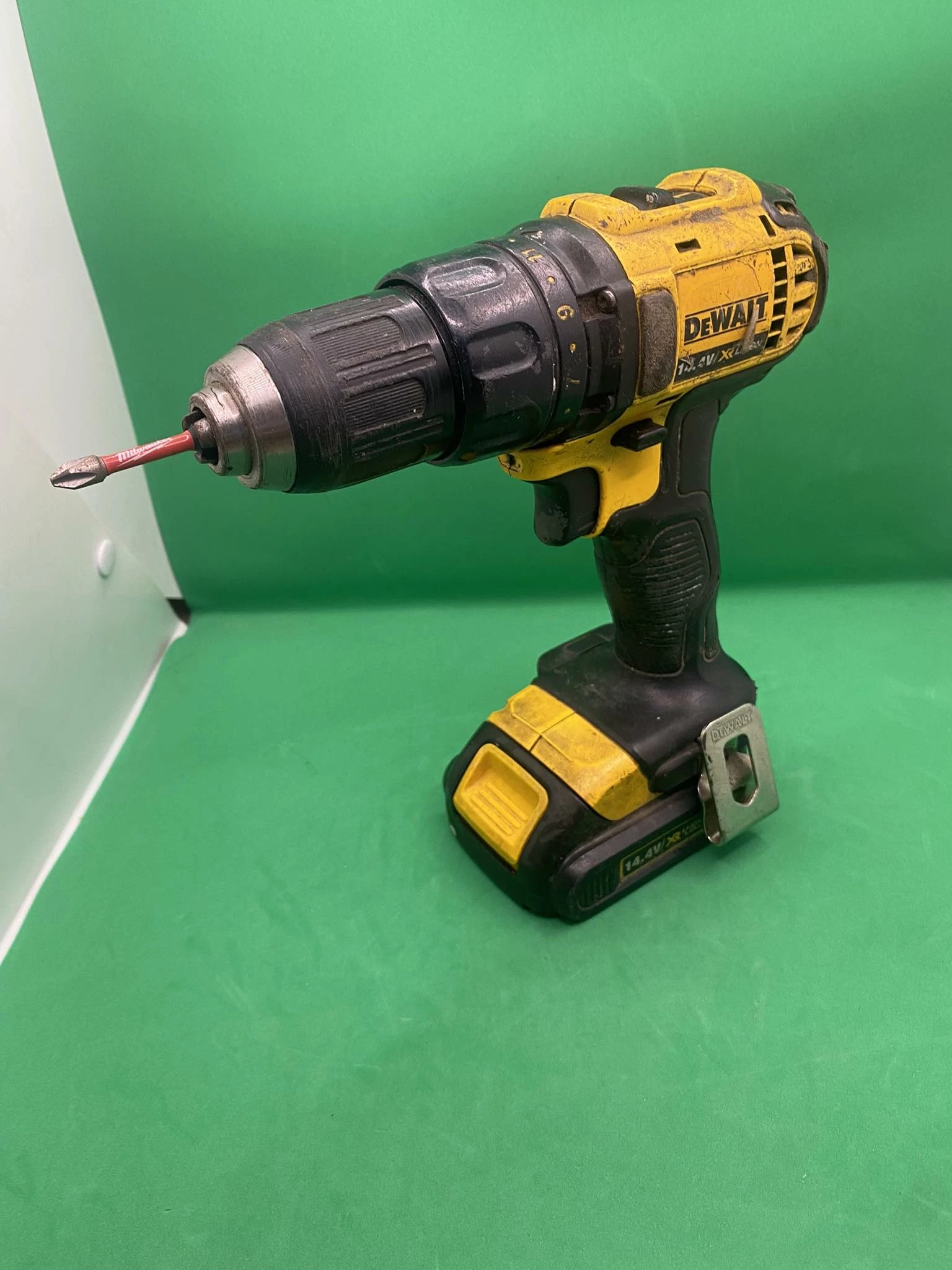 wkretarka-dewalt-dcd730-3-akumulatory-144v-ladowarka-napiecie-v-144-v