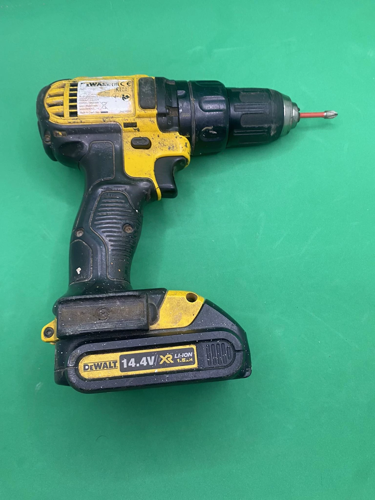 wkretarka-dewalt-dcd730-3-akumulatory-144v-ladowarka-pojemnosc-akumulatora-4