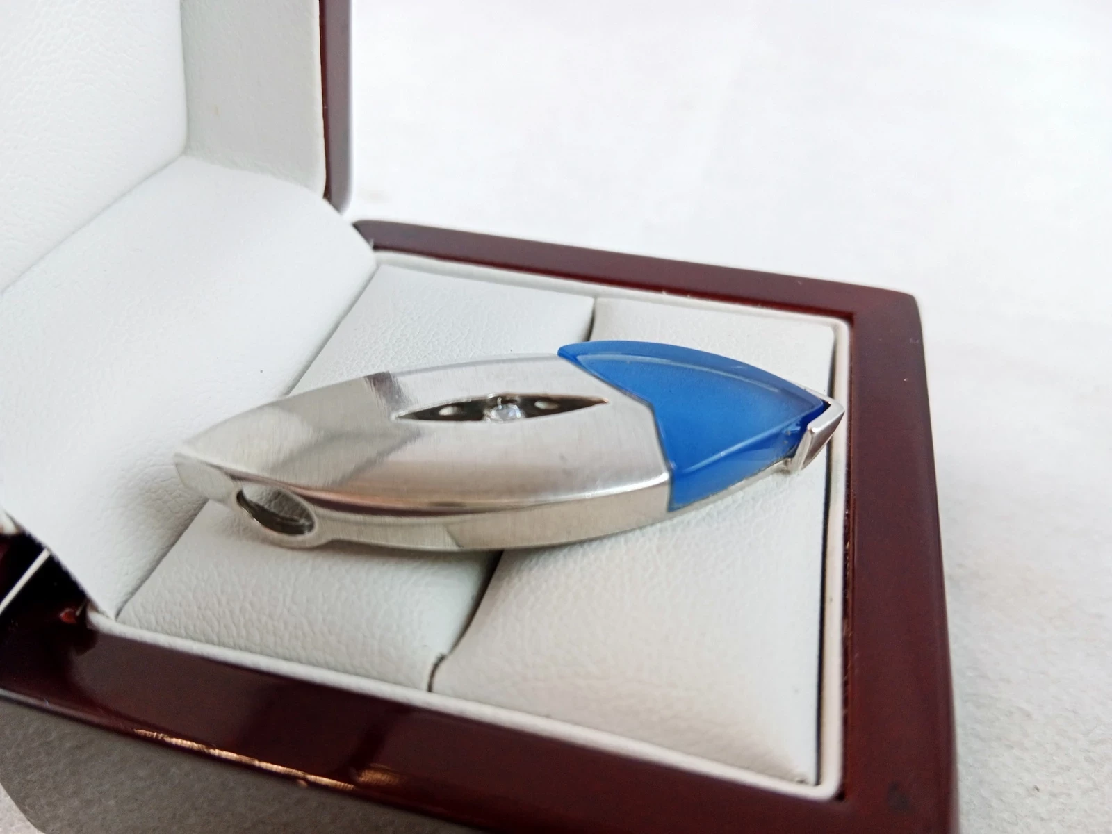 srebrna-zawieszka-z-niebieskim-szklem-990gr-925pr-stan-11323-2