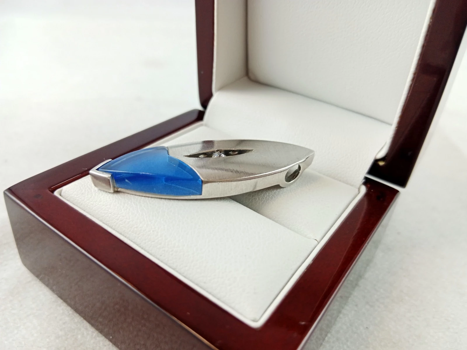 srebrna-zawieszka-z-niebieskim-szklem-990gr-925pr-ean-gtin-9009658002726