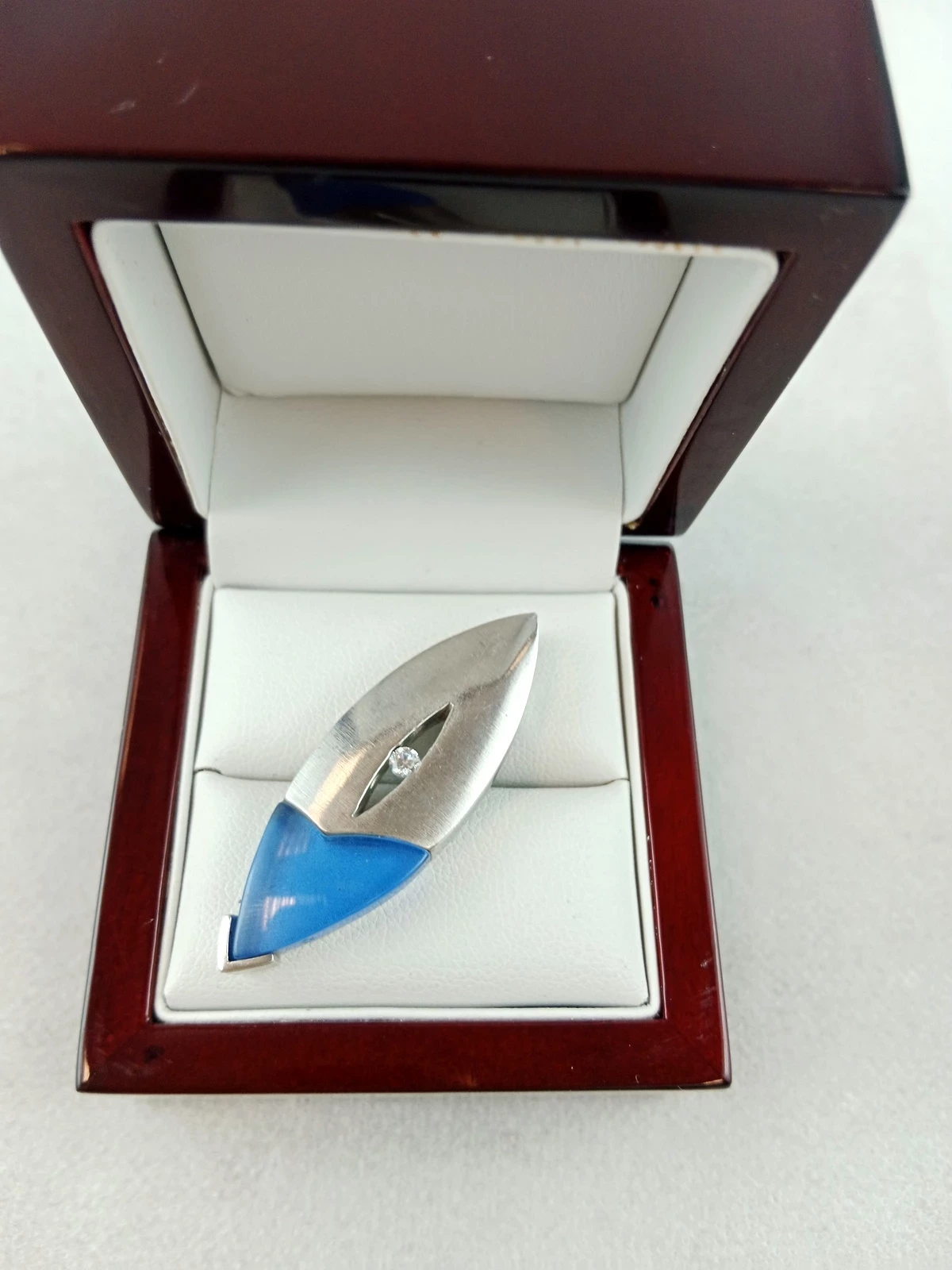 srebrna-zawieszka-z-niebieskim-szklem-990gr-925pr-al-niepodleglosci-63u-monki