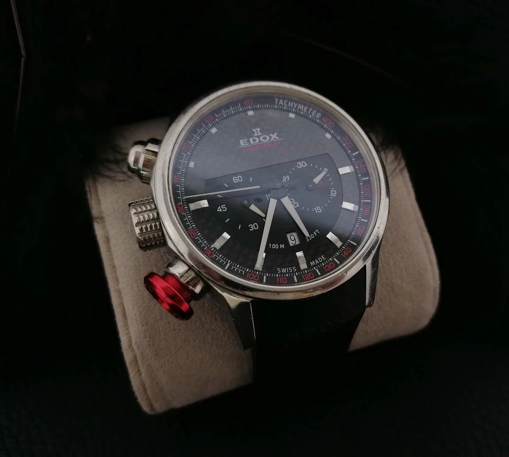 szwajcarski-zegarek-edox-wrc-chronorally-ksztalt-koperty-okragla