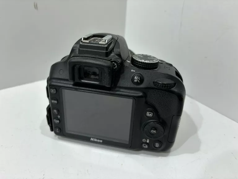 aparat-lustrzanka-nikon-d3300-lad-mikrofon-w-zestawie-korpus-obiektyw