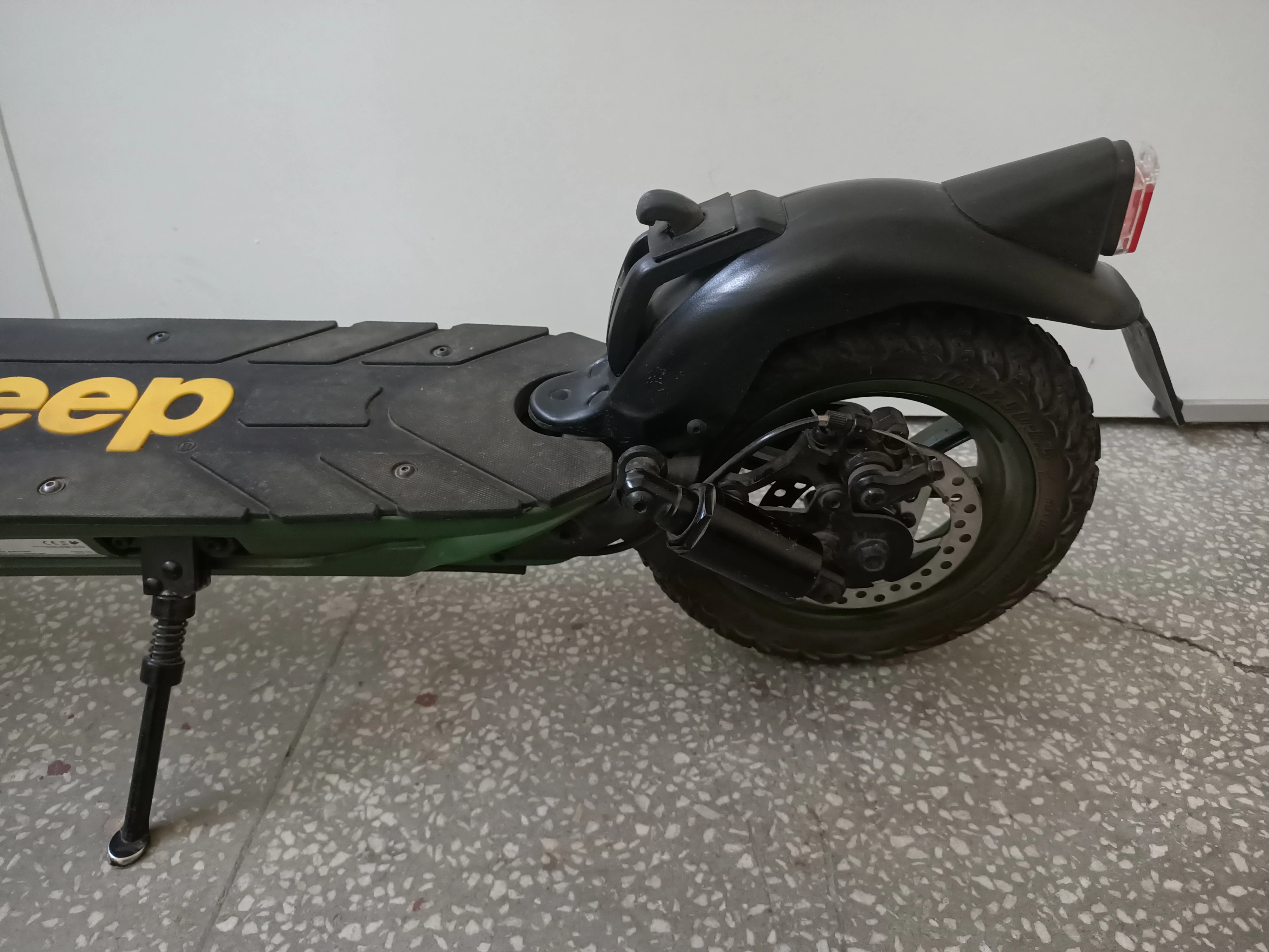 hulajnoga-elektryczna-jeep-2xe-adventurer-gwarancja-predkosc-maksymalna-25