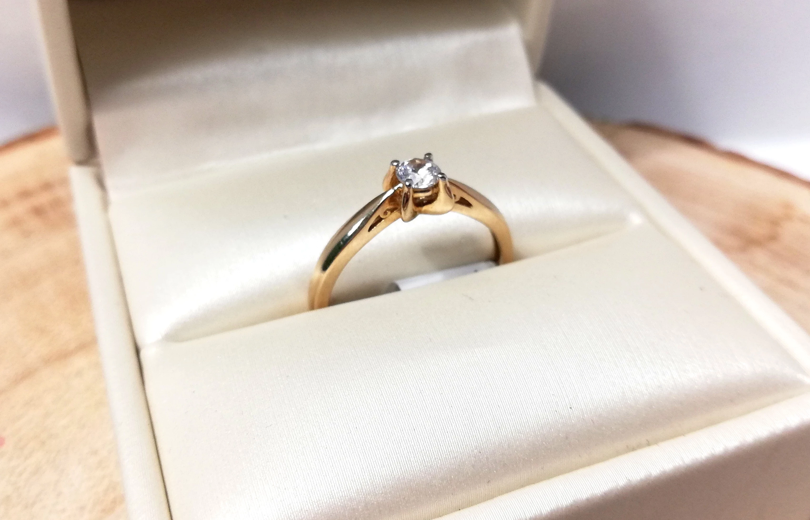 zloty-pierscionek-z-jedna-cyrkonia-268gr-585-r17-ean-gtin-5903772021080