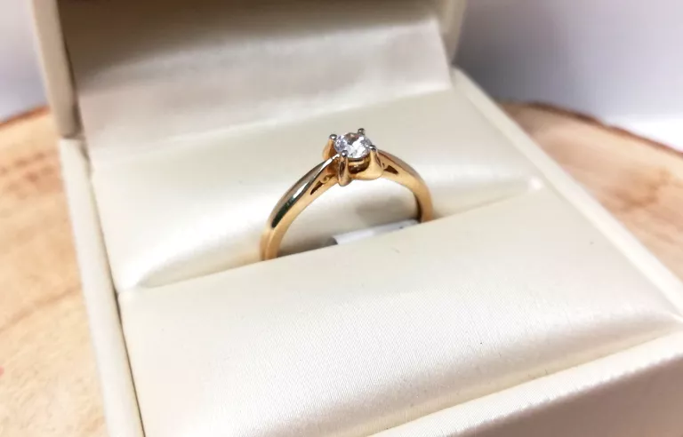 zloty-pierscionek-z-jedna-cyrkonia-268gr-585-r17-ean-gtin-5903772021080