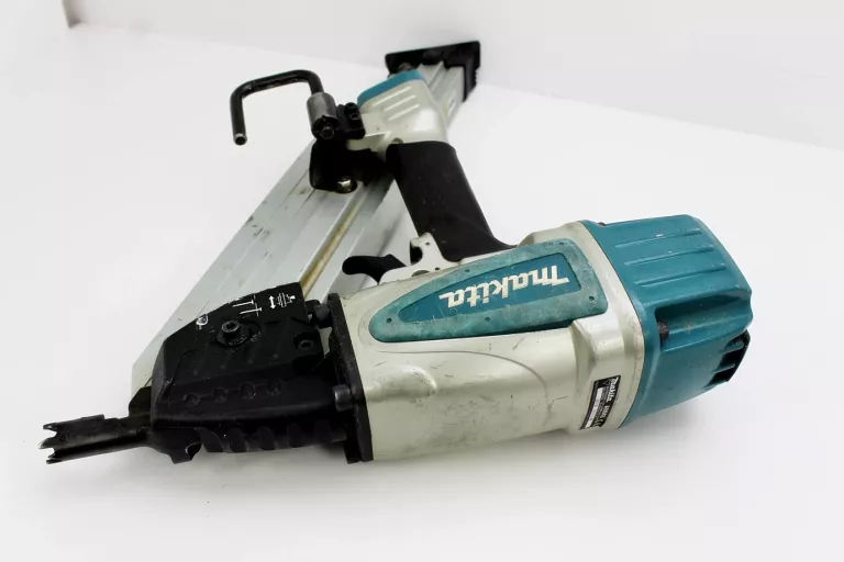 GWOŹDZIARKA PNEUMATYCZNA MAKITA AN943 50-90 MM WALIZKA