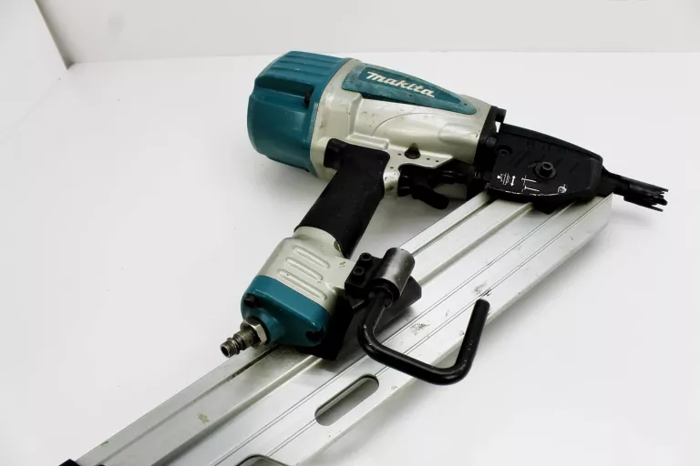 GWOŹDZIARKA PNEUMATYCZNA MAKITA AN943 50-90 MM WALIZKA