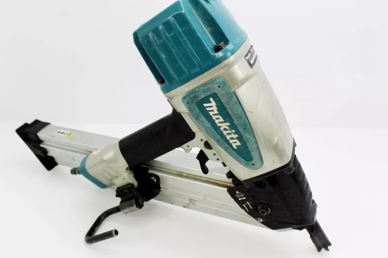 GWOŹDZIARKA PNEUMATYCZNA MAKITA AN943 50-90 MM WALIZKA