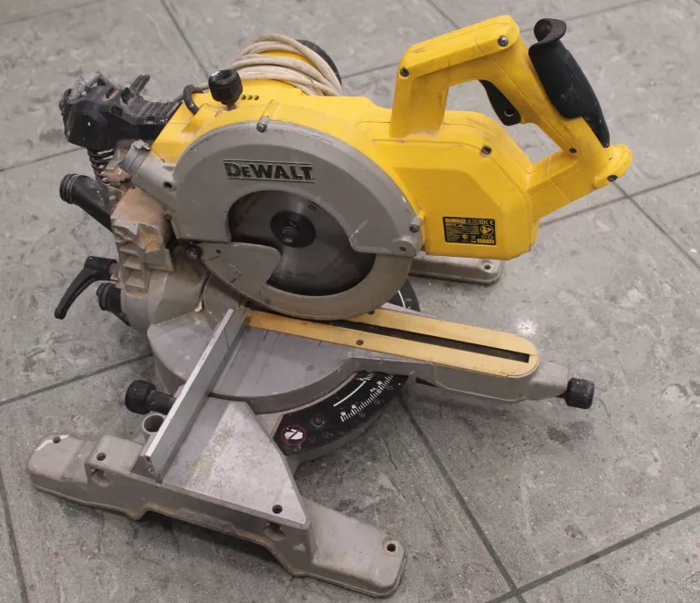 PIŁA UKOŚNICA DEWALT DW 777-QS