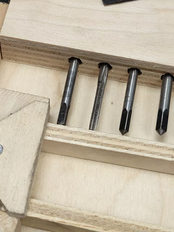 zestaw-gwintownikow-i-narzynek-prl-vis-product-id