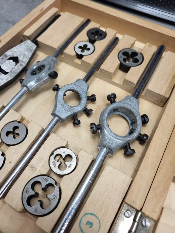 zestaw-gwintownikow-i-narzynek-prl-vis-marka-vis