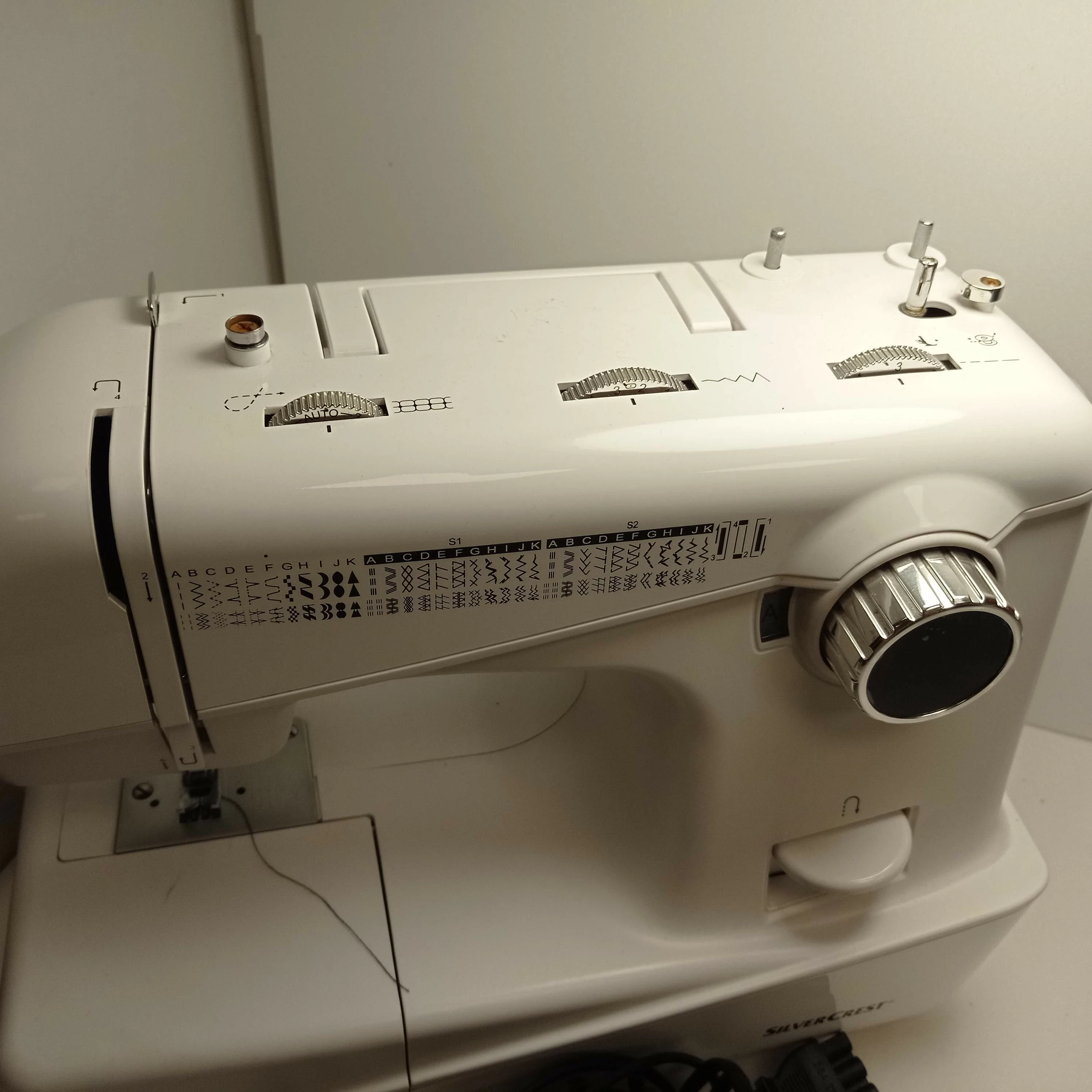 maszyna-do-szycia-silvercrest-snm-33-a1-kolor-dominujacy-bialy