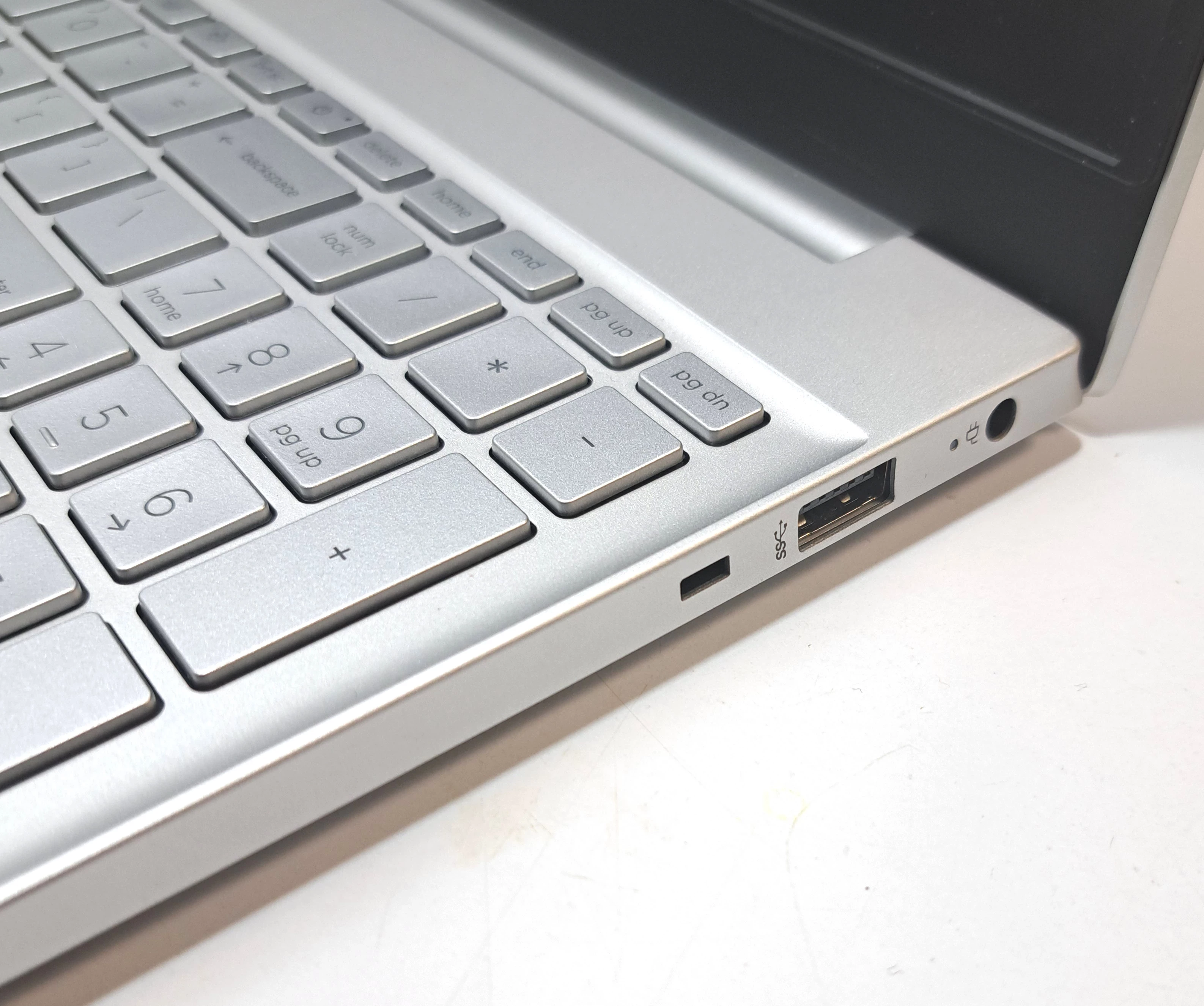 laptop-hp-pavilion-15-eh1113nw-ladowarka-przekatna-ekranu-156